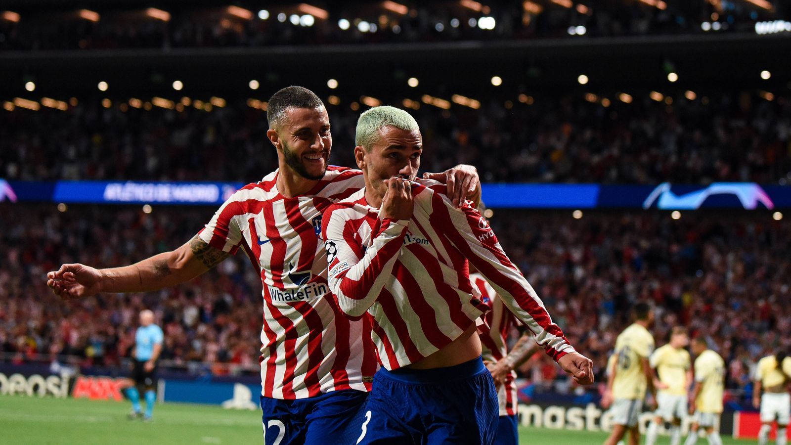 
                <strong>Griezmann trifft und wird zum Matchwinner</strong><br>
                Atletico gewinnt mit der letzten Aktion des Spiels: Nach einer Ecke verlängert Witsel die Hereingabe in der 11. Minute der Nachspielzeit auf den langen Pfosten. Dort steht der eingewechselte Griezmann goldrichtig, schiebt ein und wird zum Matchwinner für Atletico. Das Stadion verwandelt sich in ein Tollhaus, Spieler und Fans rasten gemeinsam vor Freude aus. Unmittelbar danach setzt der Schiedsrichter dem denkwürdigen Spiel ein Ende.
              