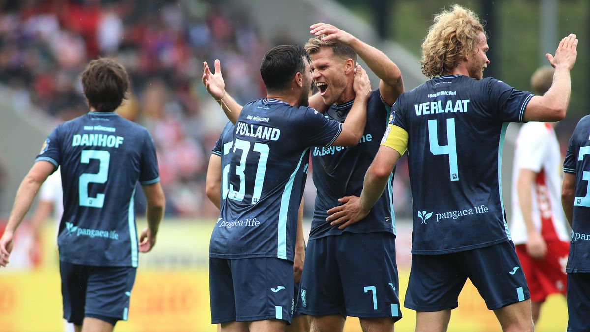 Fussball, Herren, 3.Liga, Saison 2025 2026, SSV Jahn Regensburg- TSV 1860 München, Testspiel, Vorbereitung 0:1 durch Kevin Volland (TSV 1860 München) , Tor, jubel mit Florian Niederlechner (TSV 186...