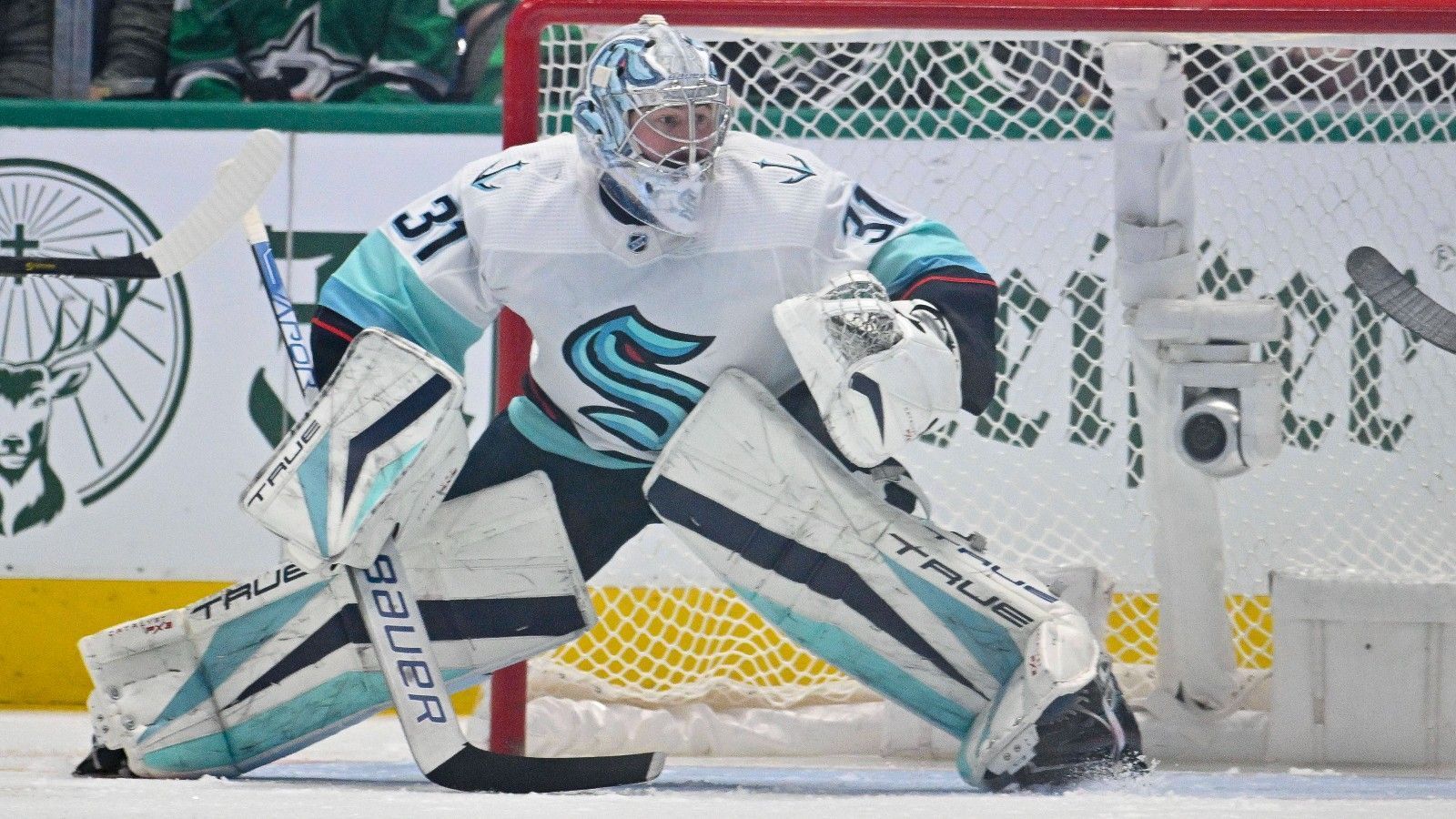 
                <strong>Philipp Grubauer (Seattle Kraken)</strong><br>
                Wiederholt war Grubauer der Matchwinner seines Teams, immer wieder hallte ein lang gezogenes "GRUUUUU" durch die Arena in Seattle. Dabei hatte es während der Regular Season nicht unbedingt danach ausgesehen. Immer wieder musste der Goalie auf der Bank Platz nehmen. Während er in der Vorsaison in 55 Spielen zum Einsatz kam, waren es 2022/23 nur 39. Aber als es wichtig wurde, war der Keeper da.  
              