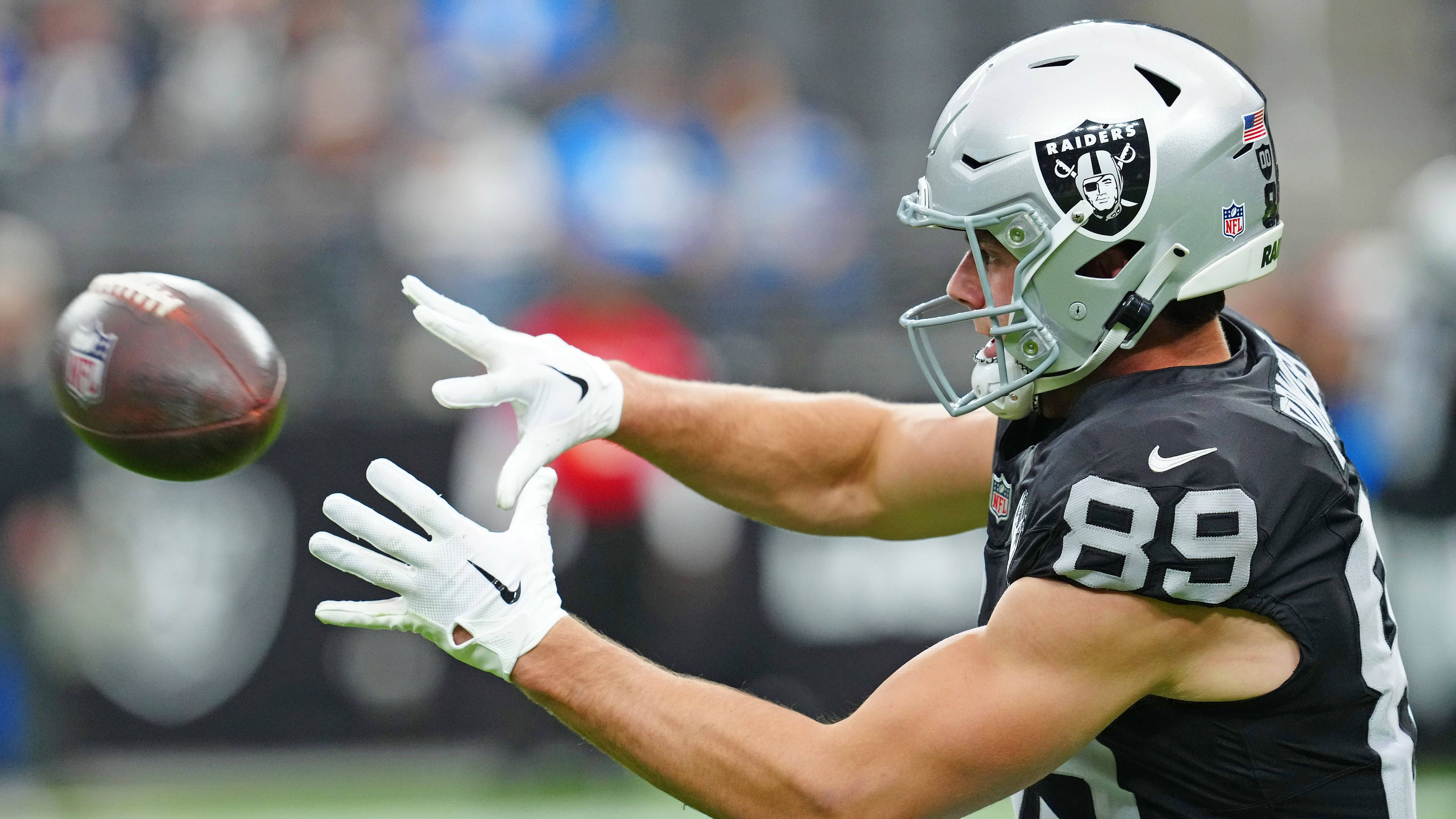 <strong>AFC West: Las Vegas Raiders</strong><br>Woche 1: at Patriots<br>Woche 2: vs. Chargers (MNF)<br>Woche 3: at Commanders<br>Woche 4: vs. Bears<br>Woche 5: at Colts<br>Woche 6: vs. Titans<br>Woche 7: at Chiefs<br>Woche 8: Bye<br>Woche 9: vs. Jaguars<br>Woche 10: at Broncos (TNF)<br>Woche 11: vs. Cowboys (MNF)<br>Woche 12: vs. Browns<br>Woche 13: at Chargers<br>Woche 14: vs. Broncos<br>Woche 15: at Eagles<br>Woche 16: at Texans<br>Woche 17: vs. Giants<br>Woche 18: vs. Chiefs