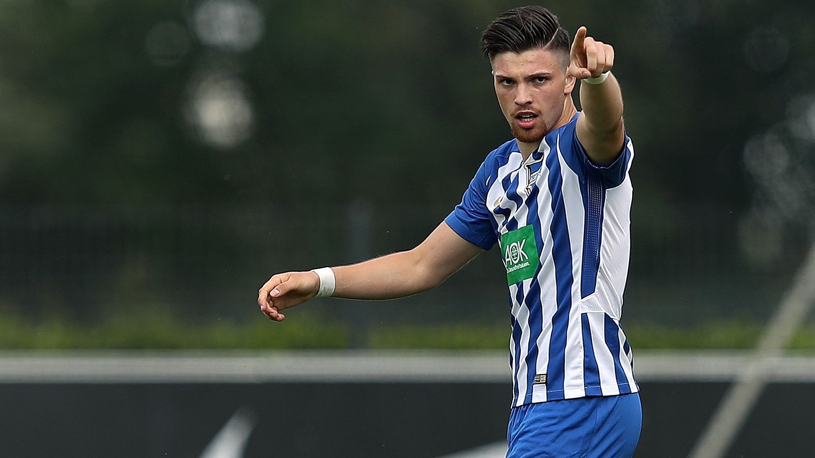 
                <strong>Nikos Zografakis</strong><br>
                Mit einem Doppelpack im Halbfinal-Hinspiel gegen Borussia Dortmund stieß Nikos Zografakis das Tor zum Finale für Herthas U19 weit auf. Im Endspiel selbst musste er verletzungsbedingt ausgewechselt werden, doch der 19-Jährige hatte bereits zuvor mit zwölf Toren und elf Assists einen großen Teil zur Meisterschaft beigesteuert. Noch ist der deutsche U19-Nationalspieler den Weg zu den Profis nicht zu Ende gegangen, dass der Linksaußen als 16-Jähriger jedoch bereits im Trainingslager der Profis dabei war, darf aber als gutes Zeichen gewertet werden.
              