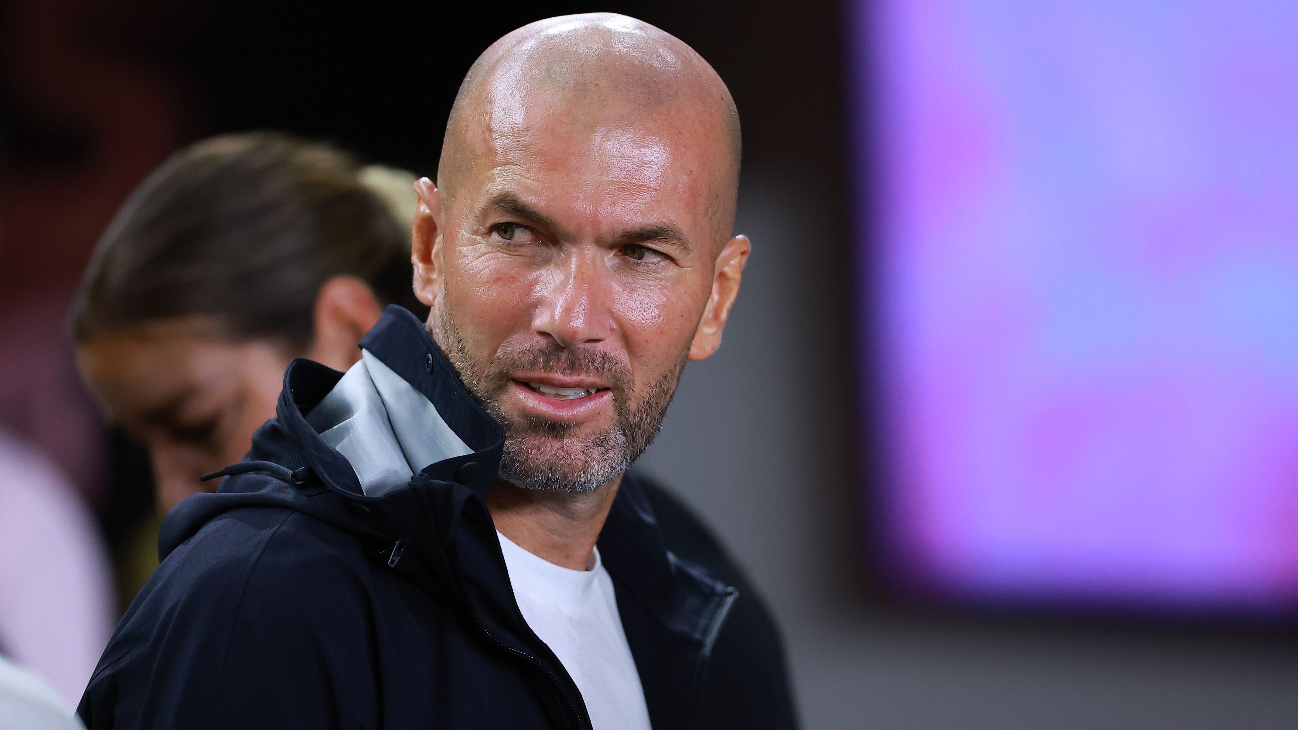 <strong>Zinedine Zidane (vereinslos)</strong><br>Der Name des Franzosen ist einer, der fast immer fällt, wenn ein Topklub auf Trainersuche ist. Zinedine Zidane gewann mit Real Madrid zwischen 2016 und 2018 drei Mal in Folge die Champions League, ist seit dem Sommer 2021 vereinslos, als seine zweite Ära als Trainer der "Königlichen" endete. Zidane wurde zuletzt auch als möglicher Tuchel-Nachfolger in München gehandelt.