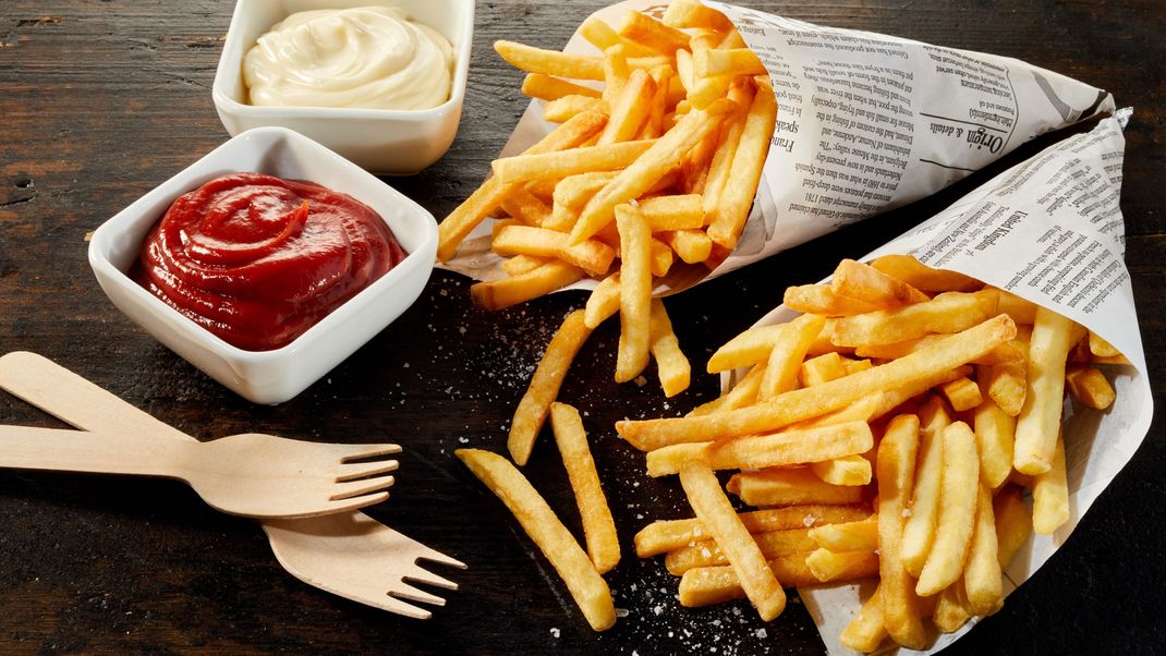 Zu Pommes passt noch viel mehr, als Ketchup und Mayonnaise. Diese drei Dips zum Beispiel.