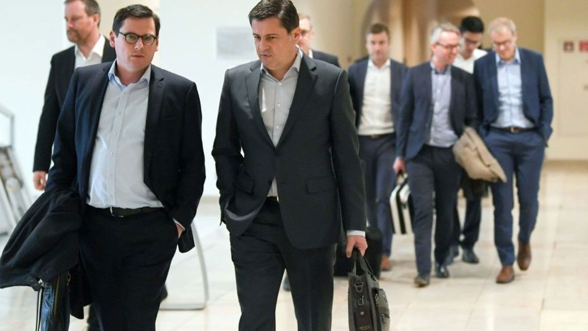 DFL-Boss Seifert (r.) wandte sich an die Klubs