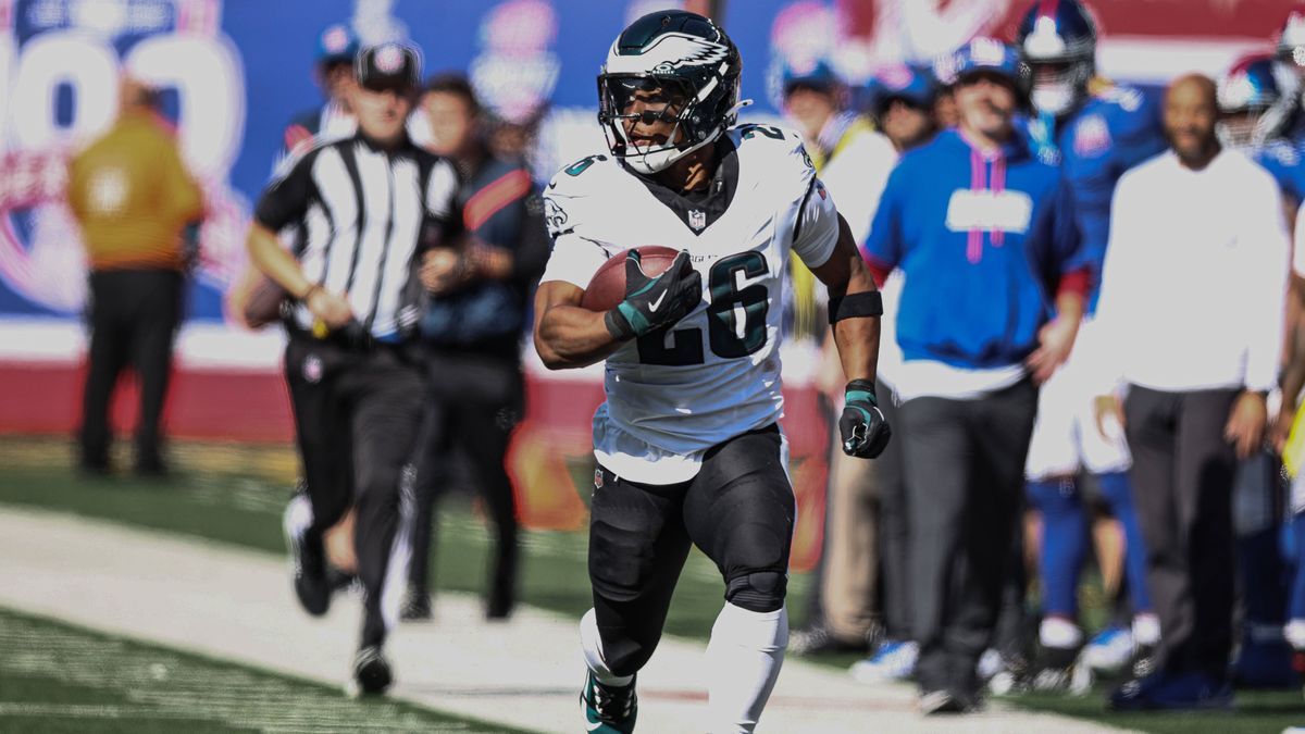 NFL, American Football Herren, USA Philadelphia Eagles at New York Giants Oct 20, 2024; East Rutherford, New Jersey, USA; Philadelphia Eagles running back Saquon Barkley (26) carries the ball again...