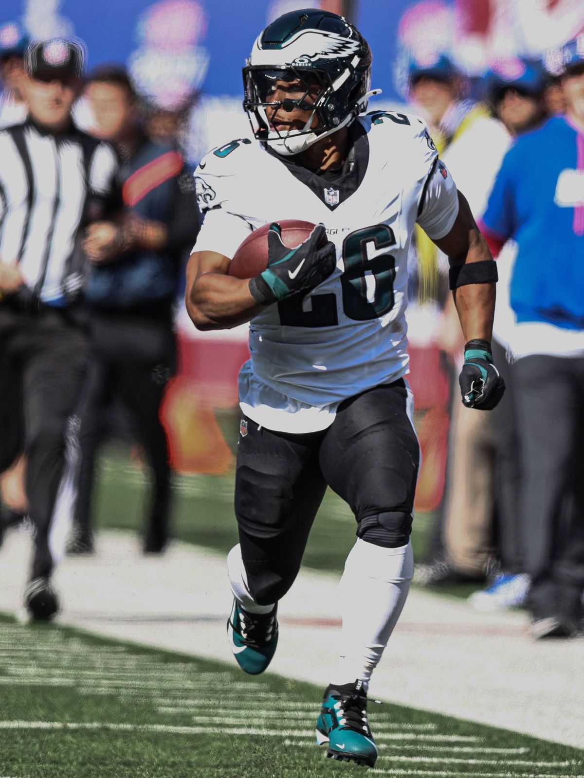 NFL, American Football Herren, USA Philadelphia Eagles at New York Giants Oct 20, 2024; East Rutherford, New Jersey, USA; Philadelphia Eagles running back Saquon Barkley (26) carries the ball again...