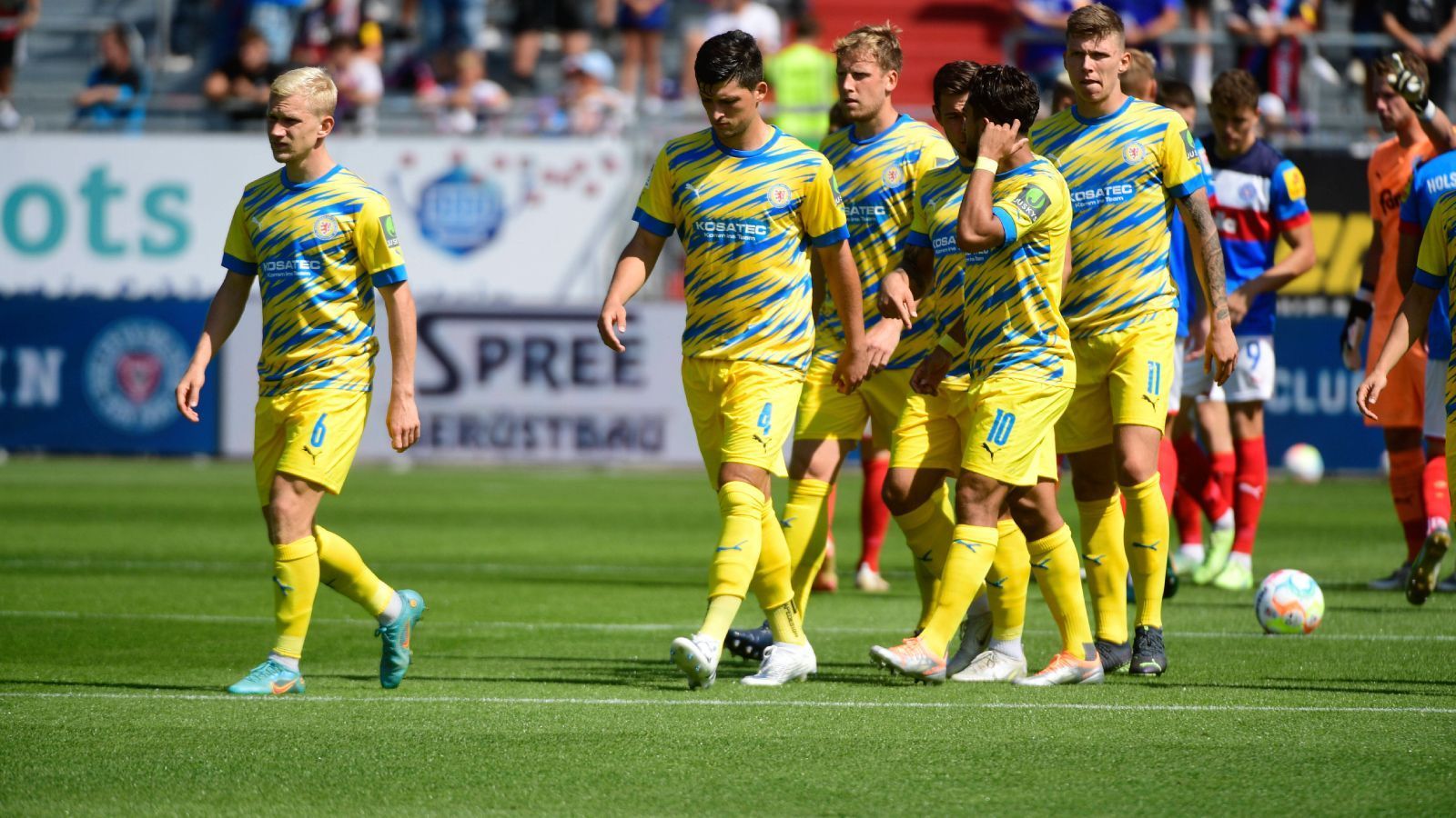 
                <strong>Eintracht Braunschweig</strong><br>
                In Braunschweig gibt es mit den New Yorker Lions bereits ein sehr erfolgreiches Football-Team. Auch bei der Eintracht spielt der Löwe eine Rolle, so wird der BTSV auch oft als "die Löwen" betitelt. Was also tun? Ganz einfach: Den Löwen bei der Farbe benennen, wie im Logo. Braunschweig Red Lions.
              