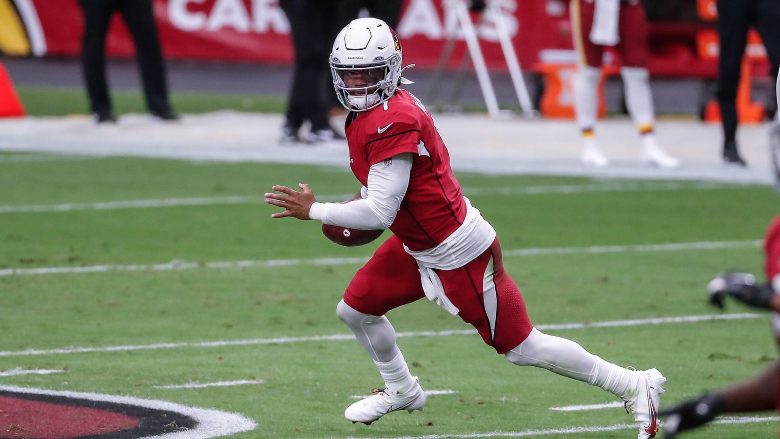 
                <strong>Geteilter 14. Platz: Kyler Murray</strong><br>
                &#x2022; Team: Arizona Cardinals -<br>&#x2022; Quote: +4.100 (bei einem Einsatz von 100 US-Dollar gewinnt man 4.200 US-Dollar) -<br>&#x2022; Passing Yards 2020: 3.971 (13. Platz)<br>
              