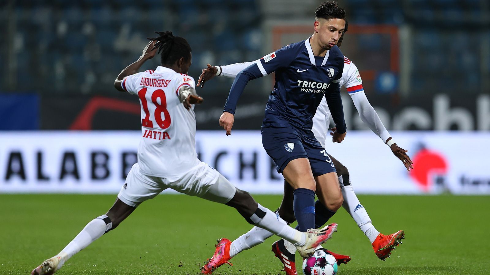 
                <strong>Robert Zulj</strong><br>
                Lässt sich immer wieder auf die Außenpositionen fallen, da der HSV die Mitte zustellt. Rückt nach Ganvolas Auswechslung eine Position weiter nach vorne. Seine Freistöße aus dem Halbfeld sind zu kurz oder gehen ins Toraus. Hat in der 79. den Ausgleich auf dem Fuß - wird jedoch in letzter Sekunde geblockt. ran-Note: 4
              