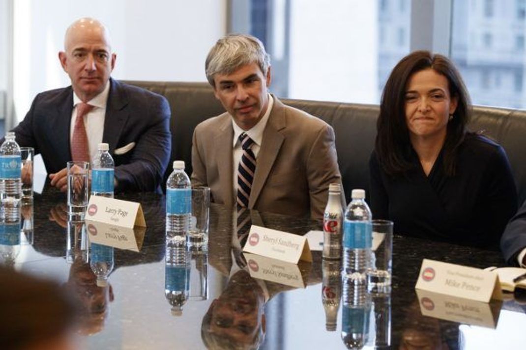Hier ist Bezos bei einem Meeting mit u.a. Larry Page (Google) und Sheryl Sandberg (Facebook, v.l.) zu sehen.