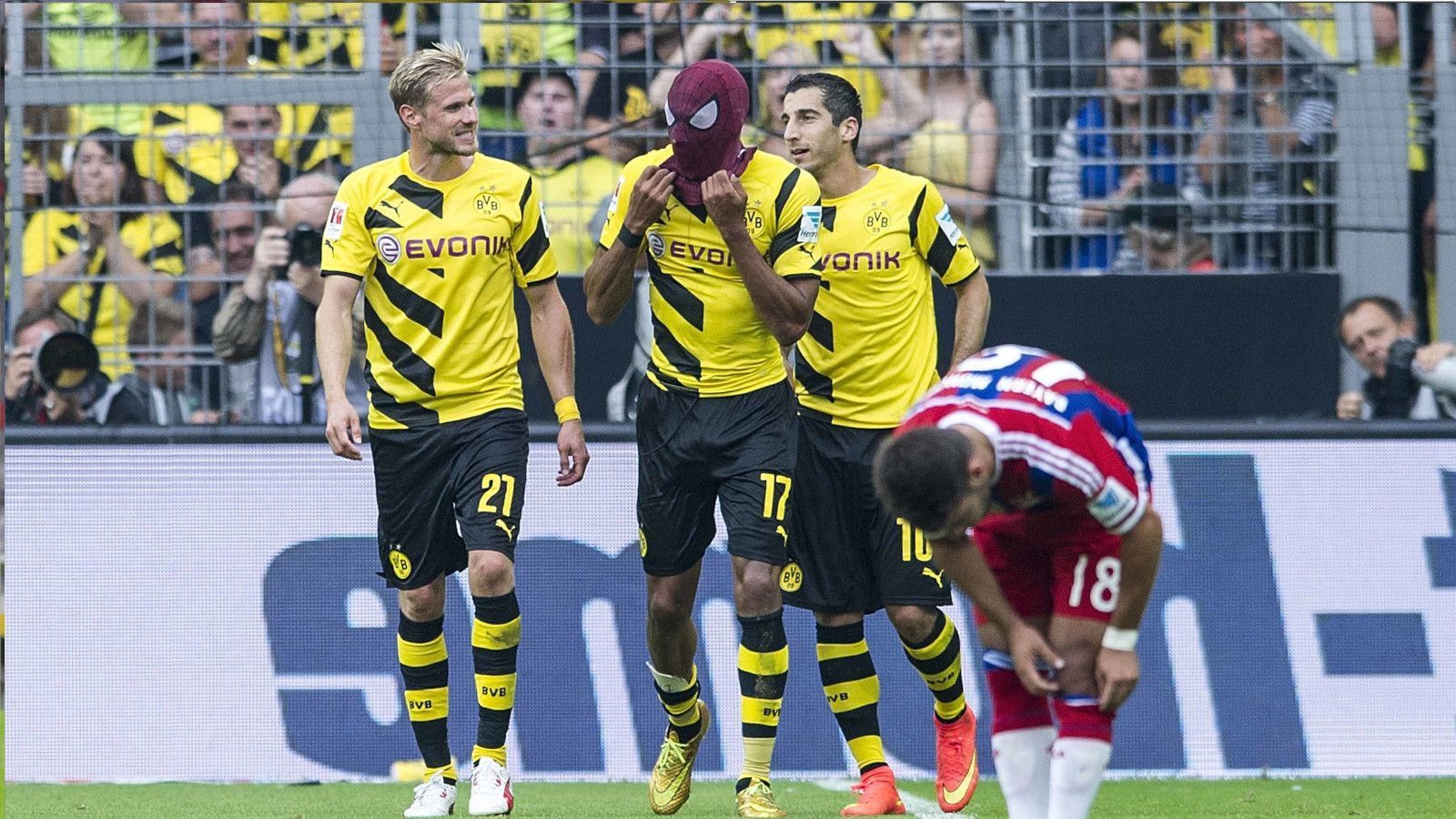 
                <strong>2014: Borussia Dortmund - FC Bayern München 2:0</strong><br>
                Und im Jahr darauf wiederholen die Schwarz-Gelben, die in der Liga und im Pokal wieder von den Bayern abgekocht werden, den Triumph. Henrikh Mkhitaryan und Pierre-Emerick Aubameyang sorgen im heimischen Signal-Iduna-Park für die beiden Tore für den BVB, der den Supercup völlig verdient zum zweiten Mal in Folge gewinnt. Robert Lewandowski läuft in diesem Spiel erstmals für die Bayern auf, nachdem der BVB ihn ablösefrei ziehen lassen musste. 
              