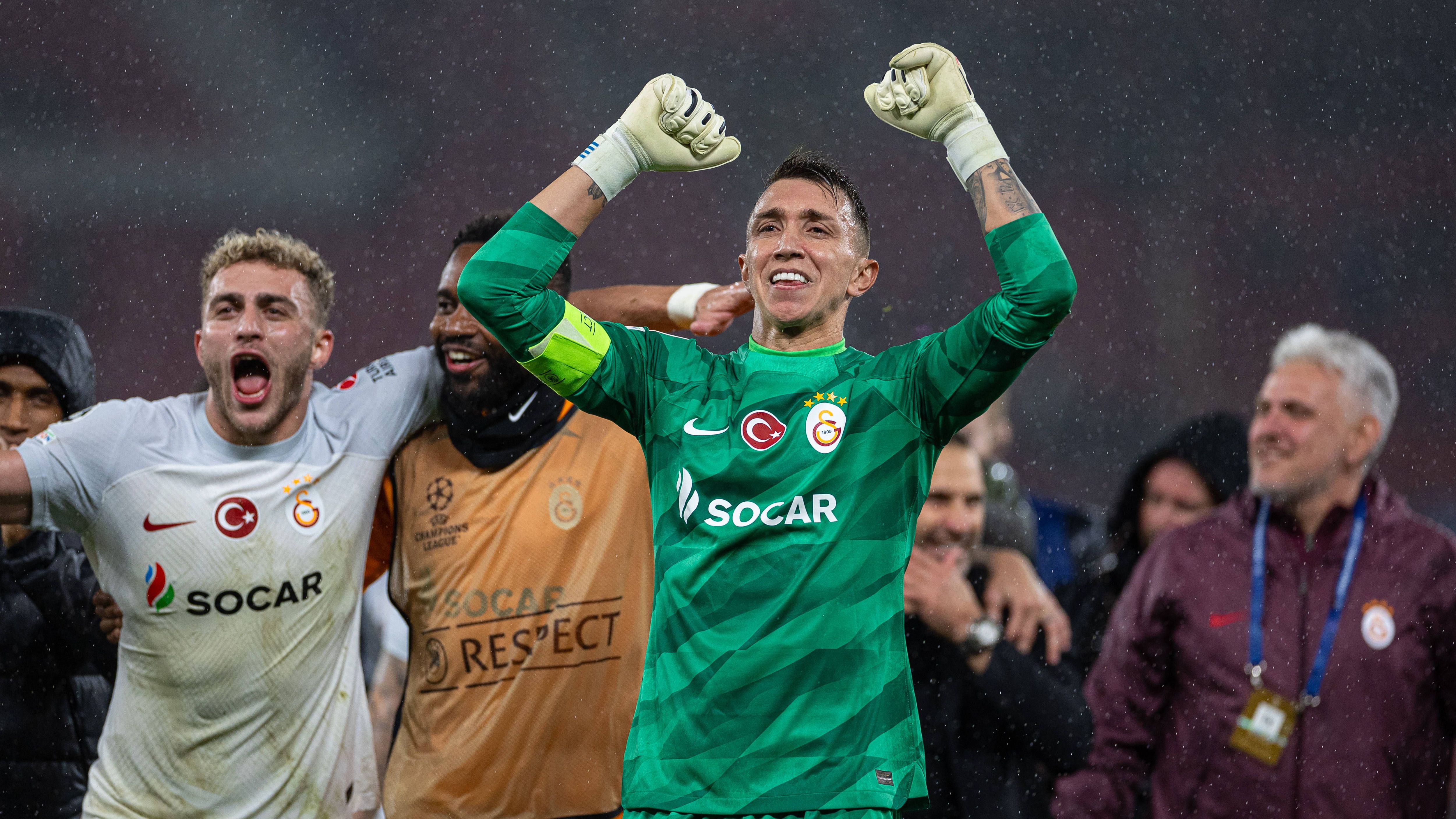 <strong>Fernando Muslera</strong><br>Der "ewige Fernando" steht nun schon seit mehr als zwölf Jahren bei Galatasaray zwischen den Pfosten. Der 37 Jahre alte uruguayische Nationaltorhüter verfügt über die enorme Erfahrung von 133 Länderspielen und spielte bei drei Weltmeisterschaften mit. 2011 gewann er mit Uruguay die Copa America.
