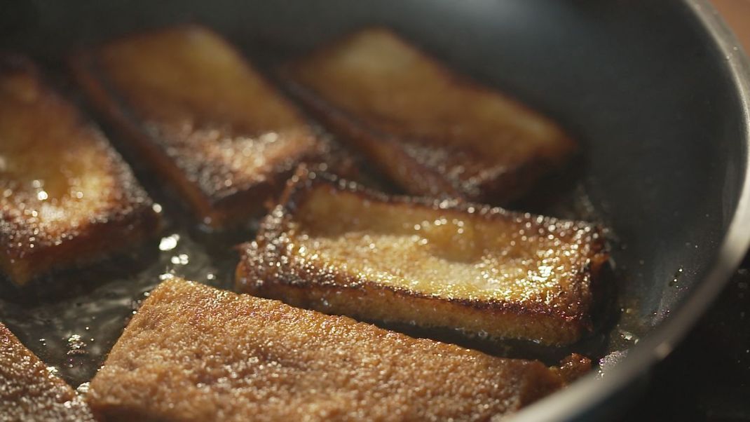 So einfach geht Bacon aus Toastbrot.