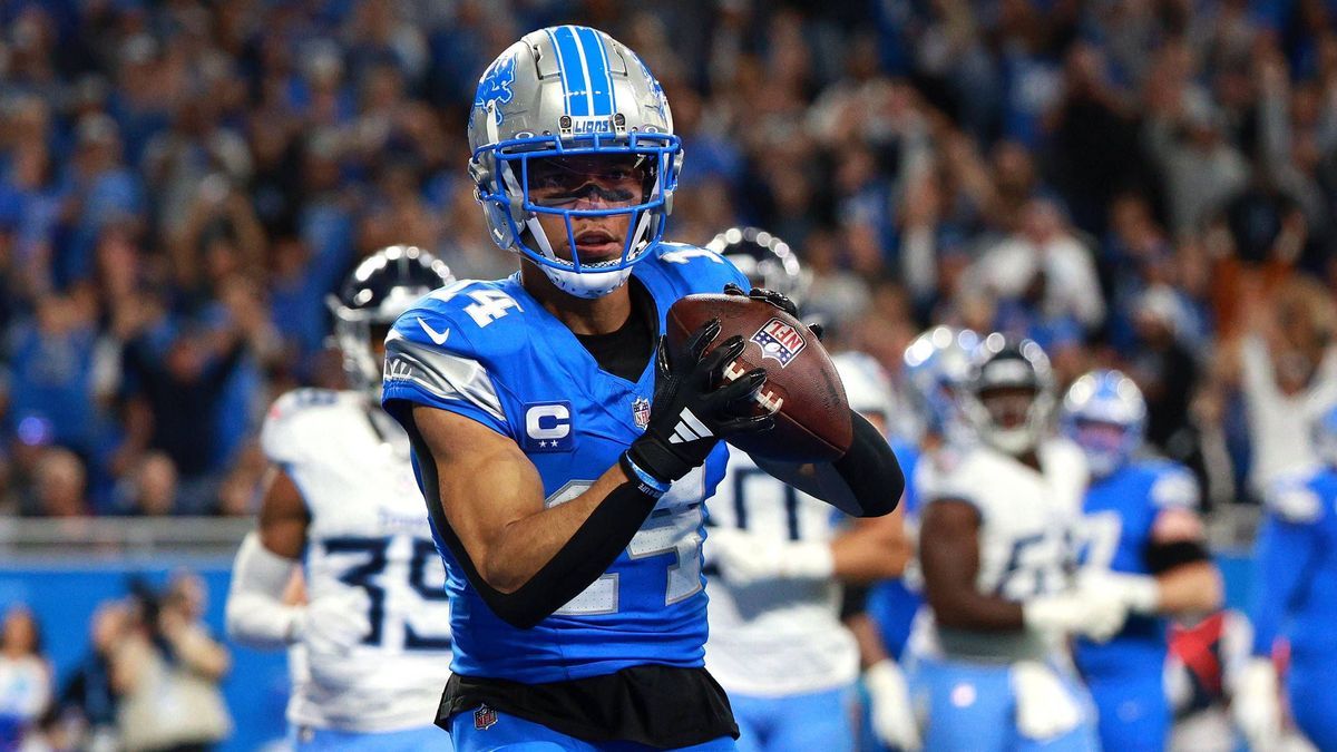 Tennessee Titans vs Detroit Lions DETROIT,MICHIGAN-October 27: Detroit Lions wide receiver Amon-Ra St. Brown (14) scores a touchdown during the first half of an NFL, American Football Herren, USA f...