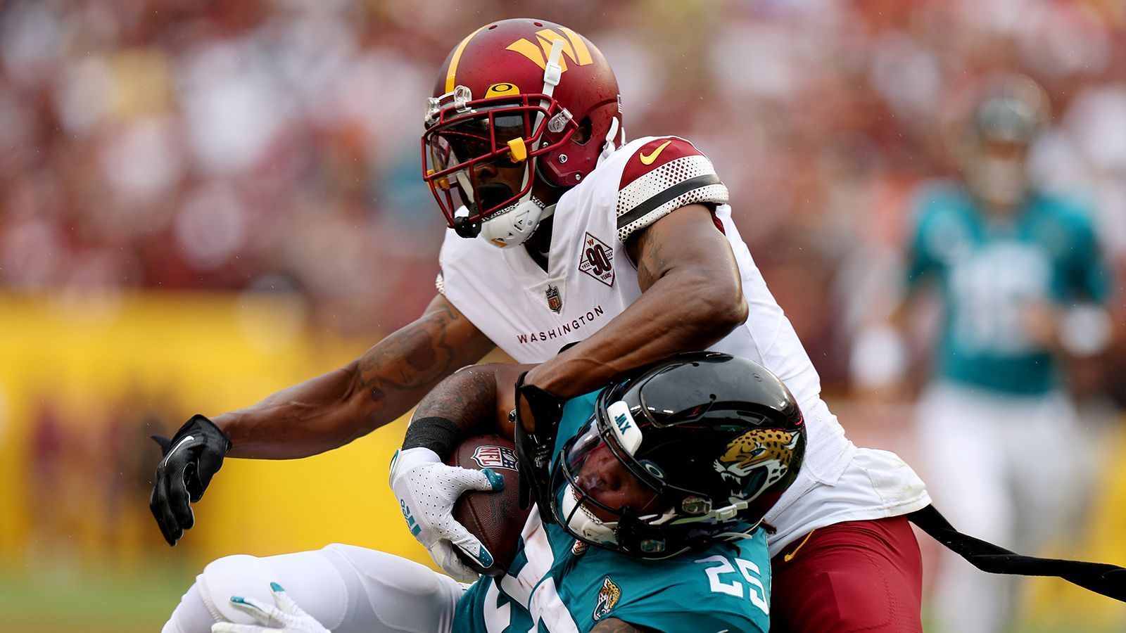 
                <strong>William Jackson (CB, Washington Commanders)</strong><br>
                Seit einigen Wochen kursieren Trade-Gerüchte um Cornerback William Jackson, der 29-Jährige selbst gab jüngst zu Protokoll, dass er "nicht weg will". Die Commanders statteten Jackson vor zwei Jahren mit einem Drei-Jahres-Deal aus, der ihm bis zu 42 Millionen US-Dollar in die Kassen spülen kann. Allerdings entpuppte sich Jackson bisher nicht als die gewünschte Verstärkung. In limitierter Spielzeit ließ er diese Saison bereits knapp 200 Yards und zwei Touchdowns in seiner Deckung zu.   
              