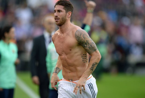 
                <strong>Sergio Ramos</strong><br>
                Er stellt seinen stählernen Körper auch gerne mal zur Schau: Spaniens Welt- und Europameister Sergio Ramos. Dieses Sixpack ließ er sogar schon für das Cover der "Men's Health" ablichten. 
              