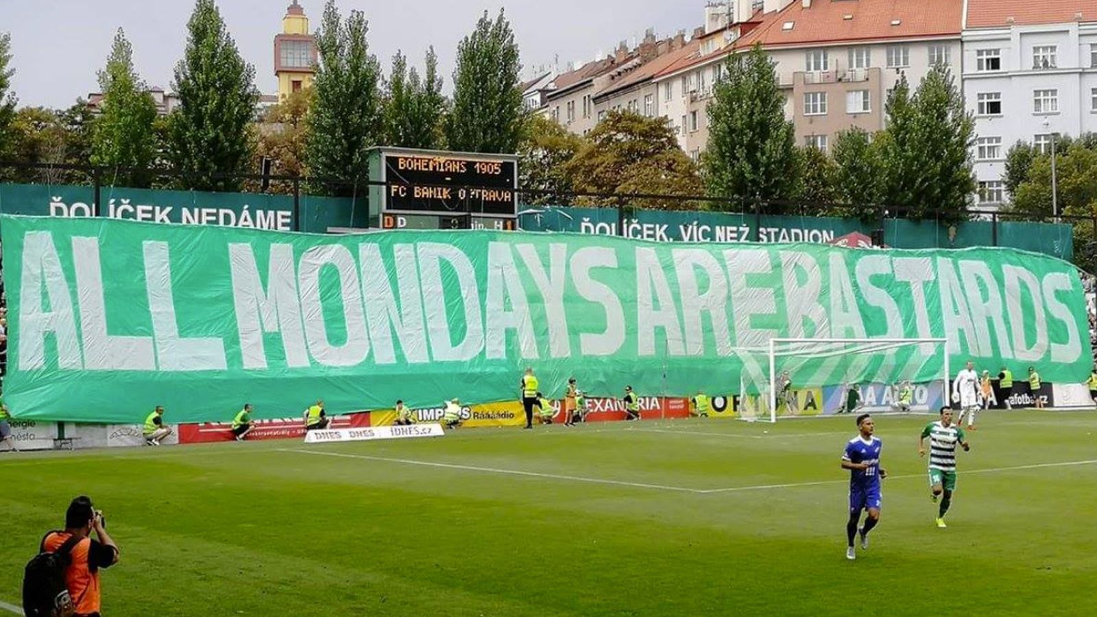 
                <strong>Protest-Choreo von Bohemians Prag</strong><br>
                Endlich spricht es mal jemand aus: Montage sind besch*ssen. Die Fans des tschechischen Erstligisten Bohemians Prag machten mit einem Plakat ihrem Unmut über das Montagsspiel gegen Banik Ostrava Luft. Als hätten die Anhänger geahnt, dass eine Ligapartie zum Wochenstart nur Pech bedeutet, ging das Heimspiel auch prompt mit 0:1 verloren. Dann doch lieber ab sechs Uhr morgens arbeiten ...
              