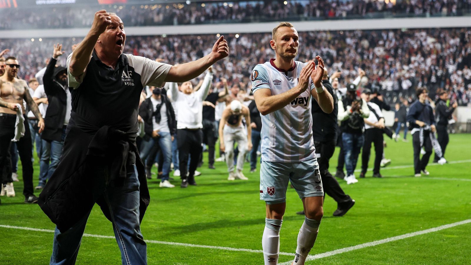 
                <strong>Platzsturm in Frankfurt: SGE-Fans gehen nach Finaleinzug gegen West Ham United steil</strong><br>
                
              