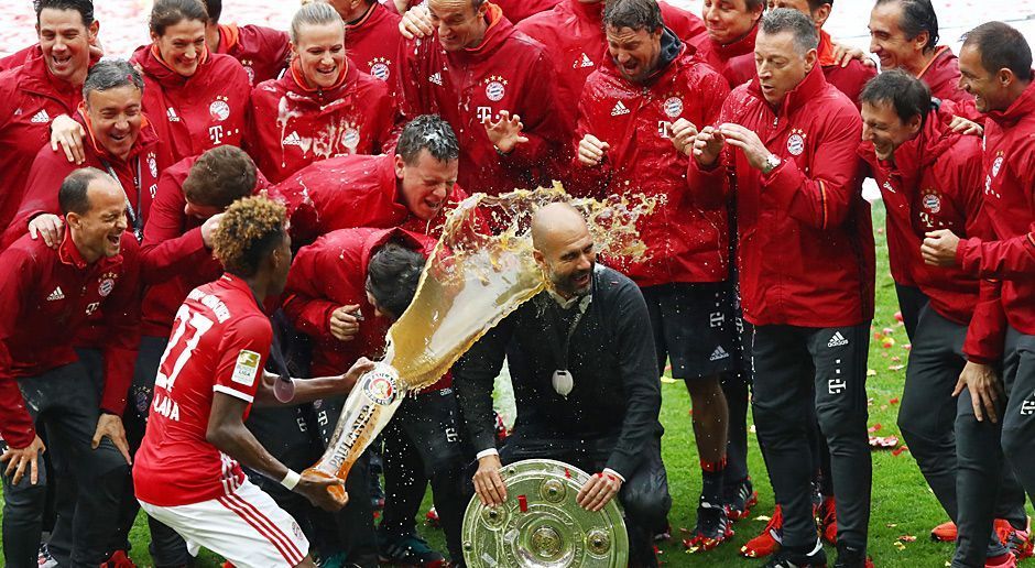 
                <strong>Pep Guardiola Bierdusche</strong><br>
                Im sitzen hat der Coach keine Chance. David Alaba trifft wie bei seinen Freistößen auch mit dem Weißbierglas ganz genau.
              