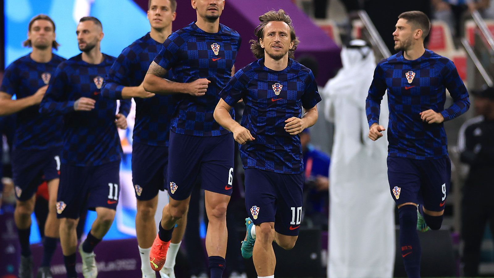 
                <strong>Modric führt die Kroaten an</strong><br>
                Denn auch Kroatien hat einen Weltstar in seinen Reihen. Luka Modric geht ebenfalls voran, als der Vizeweltmeister die Bühne betritt. Immerhin einmal gewann auch der Edeltechniker den Ballon d'Or. Doch den würde der 37-Jährige wohl gegen einen Triumph mit dem Team eintauschen. Auch bei ihm schaut ran ganz genau hin.
              