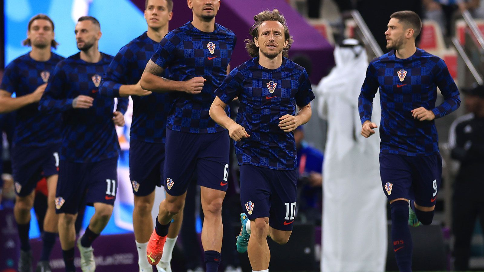 
                <strong>Modric führt die Kroaten an</strong><br>
                Denn auch Kroatien hat einen Weltstar in seinen Reihen. Luka Modric geht ebenfalls voran, als der Vizeweltmeister die Bühne betritt. Immerhin einmal gewann auch der Edeltechniker den Ballon d'Or. Doch den würde der 37-Jährige wohl gegen einen Triumph mit dem Team eintauschen. Auch bei ihm schaut ran ganz genau hin.
              