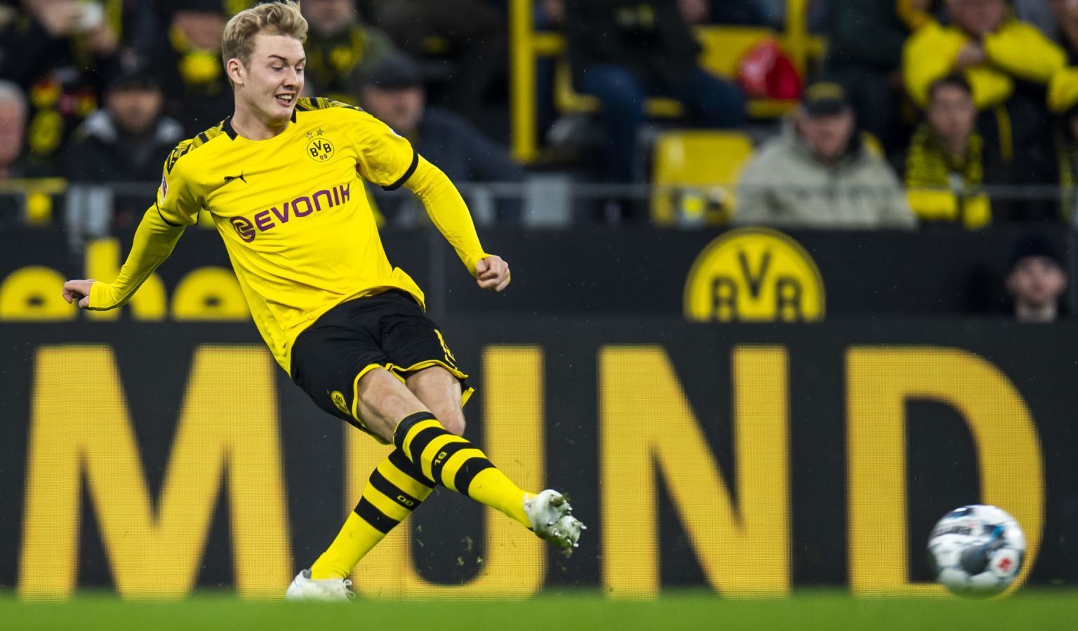 
                <strong>Julian Brandt (Borussia Dortmund)</strong><br>
                Seine Pässe sind eine Augenweide, der Ex-Leverkusener sorgt für einige Zungenschnalzer. So auch beim 2:0, als Brandt zunächst Upamecano mit einer sensationellen Einzelaktion narrt und in fließender Bewegung Gulacsi überwindet. Nach der Pause spielt er dann aber einen Katastrophenrückspiel auf den völlig frei vor Bürki lauernden Werner und begünstigt somit das 2:2. Damit ruiniert sich Brandt einen eigentlich formidablen Abend. ran-Note: 3
              