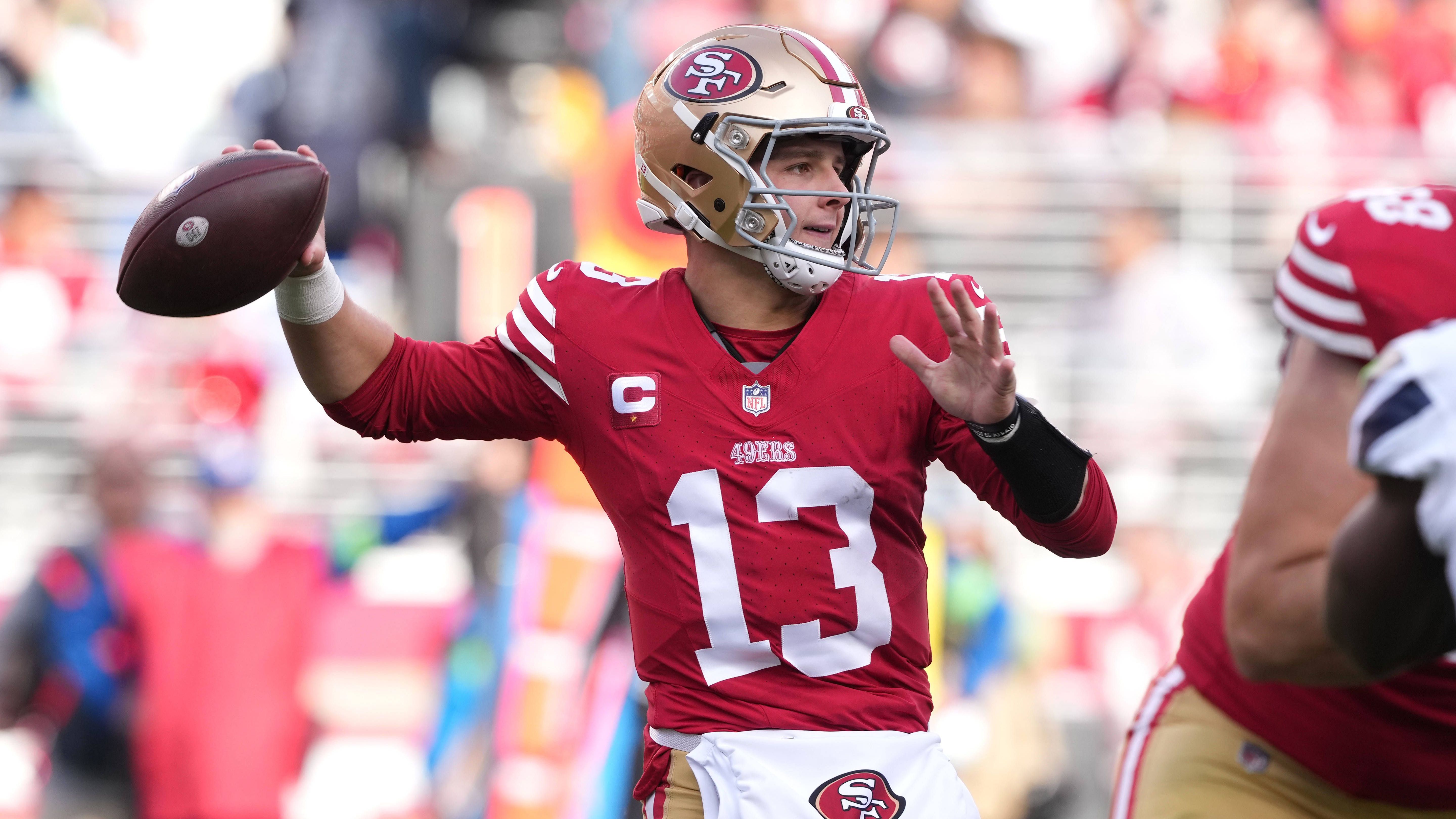 <strong>Platz 11: Brock Purdy (San Francisco 49ers)</strong><br>Mit neuem Mega-Vertrag im Rücken, schleicht sich Purdy an die Top 10 ran. Doch die Niners haben Probleme. Letztes Jahr war enttäuschend, diese Saison stand in der Offseason ein Umbruch an. Es rollt viel Verantwortung auf Purdy zu. Zerbricht er daran oder beweist er damit ein für alle Mal, dass er nicht nur ein System-Quarterback ist?
