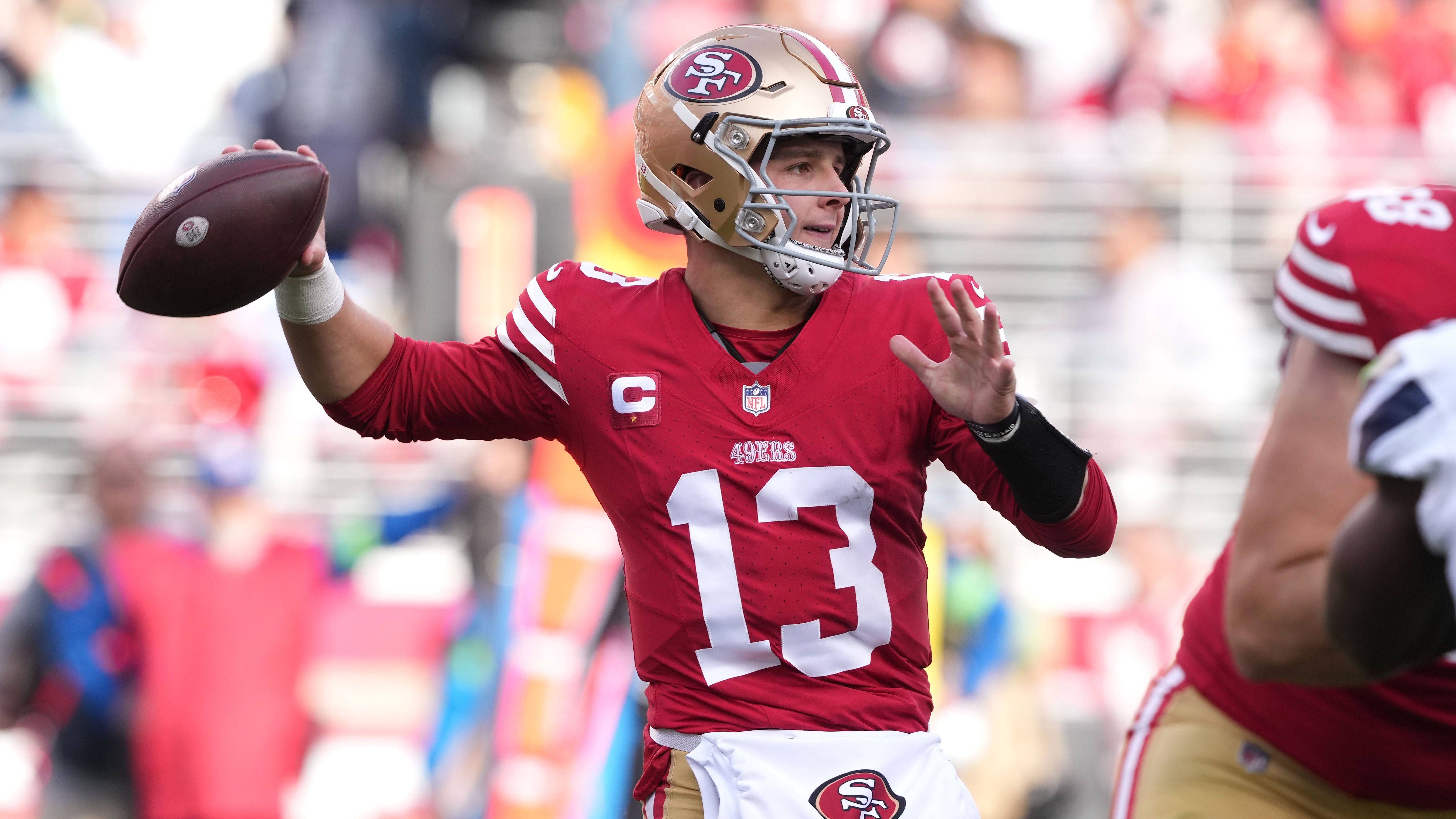 <strong>Platz 7: Brock Purdy (San Francisco 49ers)</strong><br>Brock Purdy hingegen hängt der Ruf nach, eher kein spektakulärer Quarterback zu sein. Die Art und Weise, wie der Quarterback die Offense der 49ers anführt und organisiert, ist aber sehr beeindruckend. Purdy gehört zweifellos in den Kreis der besten NFL-Quarterbacks.