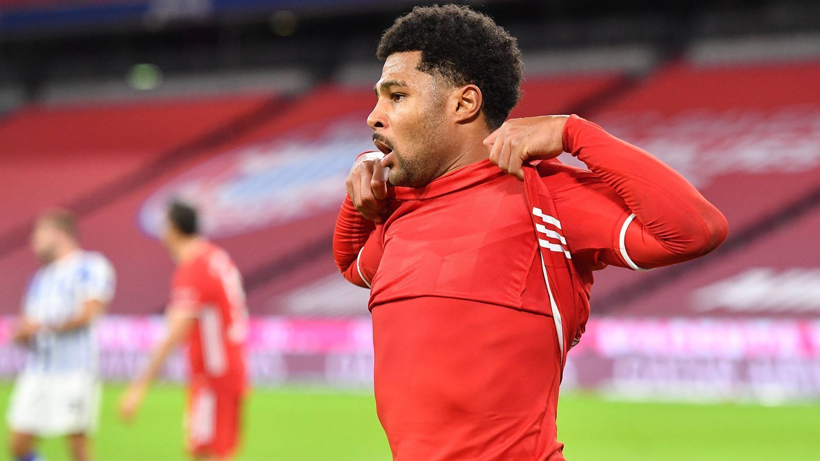 
                <strong>Serge Gnabry (FC Bayern)</strong><br>
                Auch Serge Gnabry wurde in der Vorbereitung auf das Champions-League-Spiel gegen Atletico Madrid positiv getestet. Der Flügelstürmer hatte sich direkt nach seinem positiven Test zu Hause selbst isoliert, ihm soll es soweit gut gehen. Allerdings hatte Gnabry noch am Dienstags-Training teilgenommen. 
              