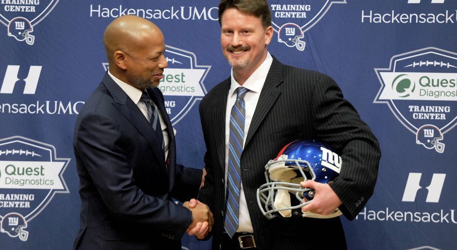 
                <strong>Unausgeglichene Kaderzusammenstellung</strong><br>
                Nicht von ungefähr wurde mit McAdoo auch General Manager Jerry Reese (li.) vor die Tür gesetzt. In dessen zehnjähriger Amtszeit gewannen die Giants zwar zwei Super Bowls, doch in den vergangenen Jahren trafen er und sein Front Office bei der Kaderzusammenstellung zweifelhafte Entscheidungen. Die schwache O-Line, die nicht nur Eli Manning, sondern auch den eigenen Running Backs das Leben schwer macht, wurde viel zu lange nicht als akute Schwäche wahrgenommen. Schon seit 2012 tauchen die Giants nicht mehr in der oberen NFL-Hälfte auf, was das Laufspiel angeht. Auch hier steuerten die Verantwortlichen nicht mit hochkarätigen Running Backs entgegen. Mutige Trades, um mehr Draft Picks abzustauben? Beim oft zu vorsichtigen Reese Fehlanzeige.
              