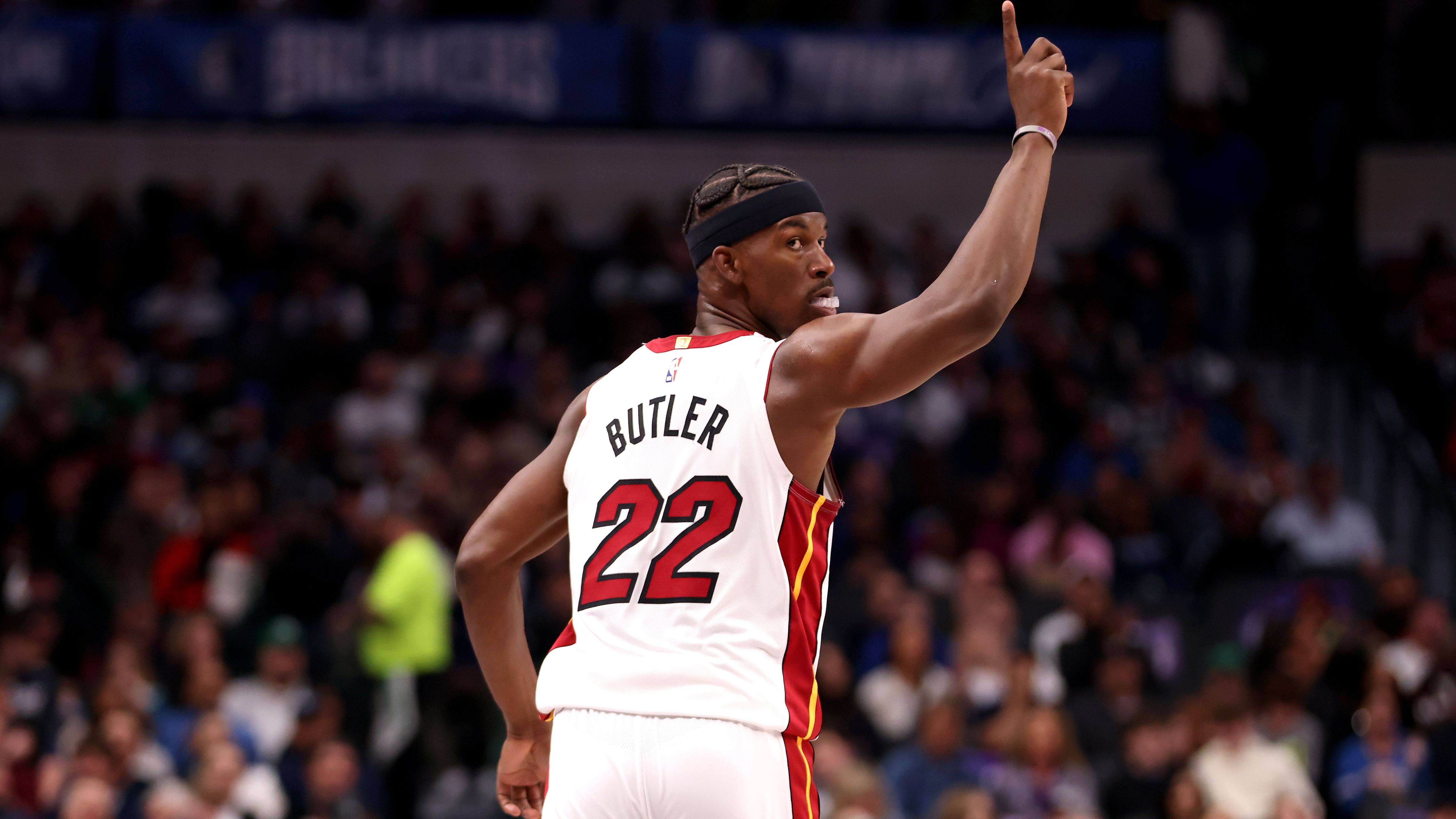 <strong>Auf Play-In-Tournament-Platz:&nbsp;Miami Heat - Eastern Conference</strong><br>Mit den Heat muss man in den Playoffs immer rechnen. Die reguläre Saison sagte in den vergangenen Jahren wenig darüber aus, wie gut Miami in der Folge in den Playoffs performte. Wenn Jimmy Butler wieder zu "HIMmy" wird, kann sich der Osten warm anziehen. In der zurückliegenden Postseason ging es bis in die NBA-Finals. In diesen verloren sie gegen Denver.