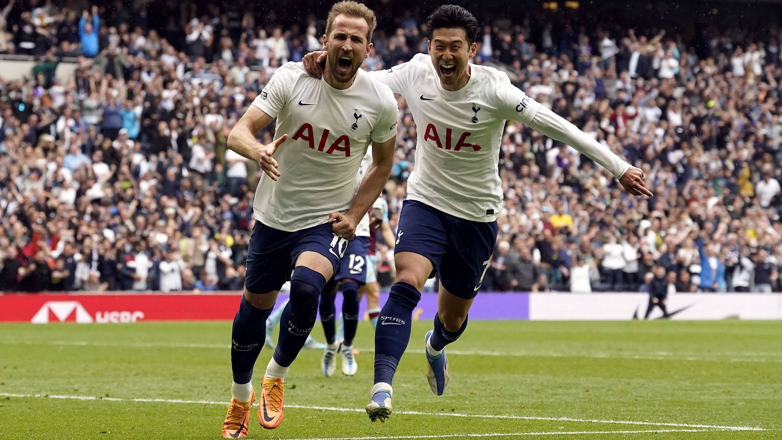 
                <strong>Der Kleine unter den Großen: Tottenham Hotspur</strong><br>
                Spurs-Fans dürften sich darüber freuen, dass ihr Traum-Duo (Harry Kane und Heung Min Son) auch weiterhin für Tottenham aufläuft. Außerdem haben die Spurs einige namhafte Neuzugänge zu verzeichnen. Ob in der zweiten Saison unter Antonio Conte dann auch endlich mal ein Titel bei rumkommt? Die Vorbereitung sagt zumindest etwas anderes. Da gab es für Tottenham in drei Spielen einen Sieg, ein Remis und eine Niederlage. Am Samstag (16 Uhr) beim Heimspiel gegen den FC Southampton zählt es aber dann richtig.
              