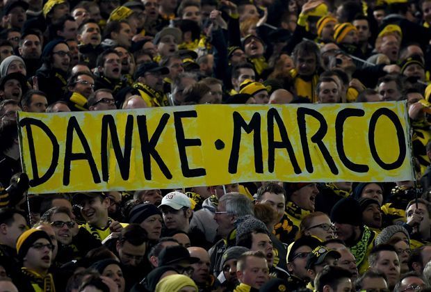 
                <strong>"Die Unterschrift hat alle euphorisiert!"</strong><br>
                Marco Reus' Vertragsverlängerung kommt nicht nur beim Dortmunder Publikum gut an. Teamkollege Ilkay Gündogan sagt, dass die Unterschrift des BVB-Stars "alle euphorisiert" habe. Reus offenbar am meisten: Der Nationalspieler dreht mächtig auf und sammelt zwei Scorerpunkte.
              