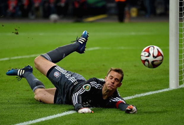 
                <strong>Manuel Neuer (FC Bayern)</strong><br>
                Dass Manuel Neuer ein absoluter Weltklasse-Keeper ist, muss er wohl niemandem mehr beweisen. In der Liga kassierte er insgesamt nur 18 Gegentore und konnte in 32 Spielen gleich 20 Mal sein Tor sauber halten. Doch für Platz eins reicht es diesmal nicht ganz, denn...
              