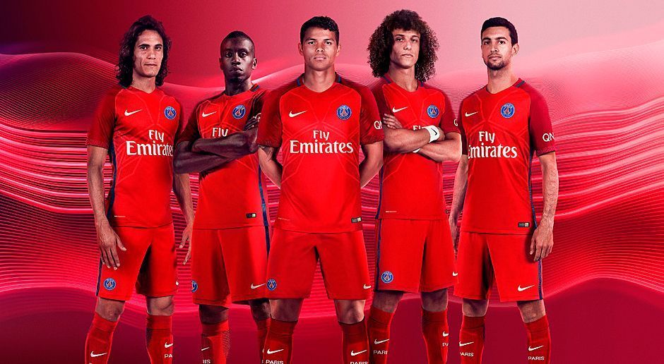 
                <strong>PSG Auswärtstrikot</strong><br>
                Wenn schon Superstar Zlatan Ibrahimovic nicht mehr an Bord ist, muss eben bei Paris Saint-Germain das Trikot Signalwirkung haben: Aus dem unschuldigen Weiß der letzten Saison wird beim Auswärtsdress von PSG aggressives Rot. Allerdings ist auch eine gewisse Ähnlichkeit mit den Ausweichtrikots des HSV der jüngeren Vergangenheit nicht von der Hand zu weisen - sogar der Brustsponsor ist der gleiche.
              