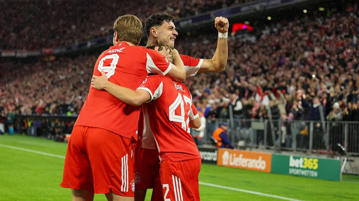 Jubel zum Tor zum 1:0 durch Lennart Karl (FC Bayern Muenchen, 42) mit Aleksandar Pavlovic (FC Bayern Muenchen, 45) und Harry Kane (FC Bayern Muenchen, 09), GER, FC Bayern Muenchen vs. Club Bruegge,...