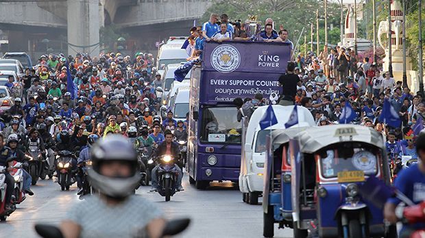 
                <strong>Leicester-Party auf Bangkoks Straßen</strong><br>
                Zwei Tage waren das Trainerteam und einige Spieler in Thailand unterwegs und präsentierten auf den Straßen der Hauptstadt den Premier-League-Pokal. Ganz in blau mit Fähnchen und Trikots feierten tausende Fans - nicht nur aus Asien - den frisch gebackenen englischen Meister.
              