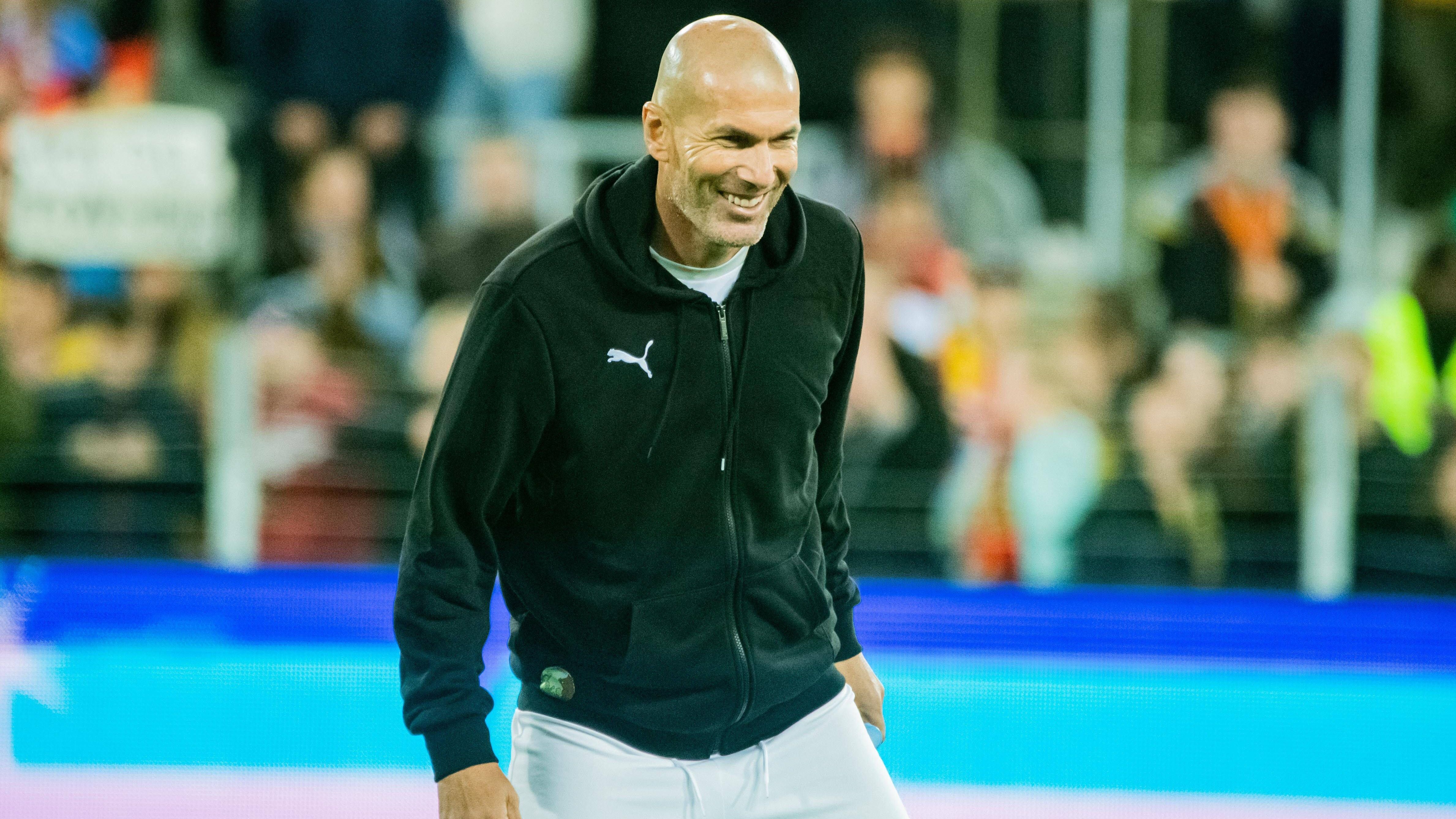 <strong>Zinedine Zidane (vereinslos)</strong><br>Nachdem der Franzose im Sommer 2021 bei Real Madrid hingeworfen hatte, verordnete er sich eine Auszeit. Zuletzt kündigte er bei "Sky Italia" an, wieder auf die Trainerbank zurückkehren zu wollen. Doch wo? Laut "Sportbild" soll sich Zidane bei Franck Ribery über den FC Bayern erkundigt haben. Bei "Sky Italia" schloss er ein Engagement in Italien, wo er einst für Juventus Turin spielte, nicht aus. Nur England reizt "Zizou" offenbar gar nicht....