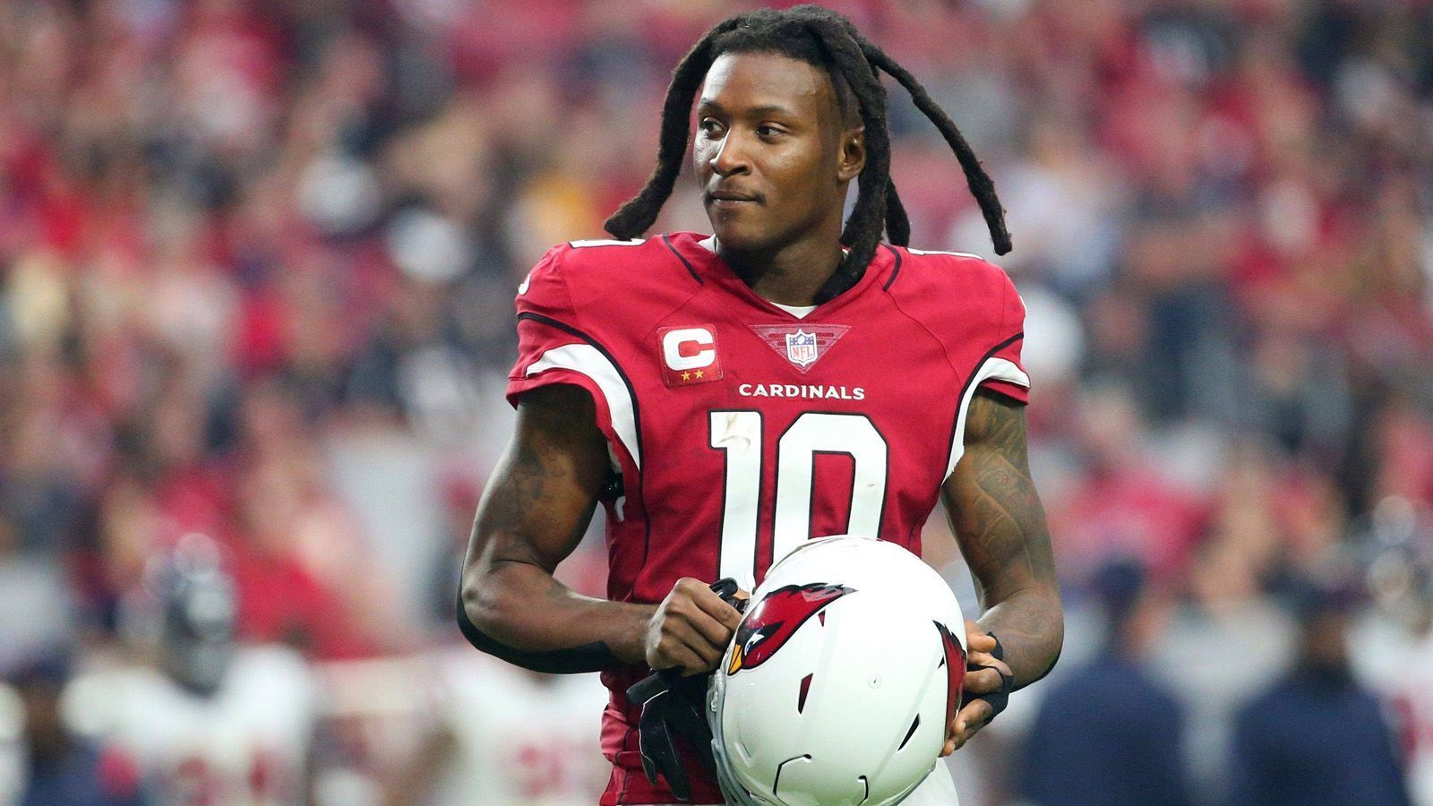 
                <strong>DeAndre Hopkins und weitere unerwartete Entlassungen</strong><br>
                Die Entlassung von dem Top-Wide-Receiver DeAndre Hopkins kam überraschend. Doch er ist längst nicht der erste Superstar der NFL, der plötzlich unerwartet vor die Tür gesetzt wird. ran blickt auf die überraschendsten Entlassungen der NFL-Geschichte zurück.  
              