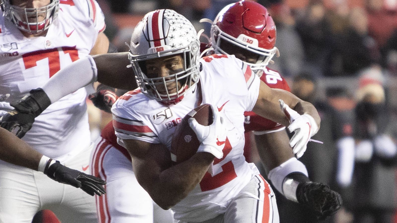 
                <strong>Ohio State Buckeyes - J.K. Dobbins (Running Back)</strong><br>
                J.K. Dobbins ist der mit Abstand effektivste Running Back von Ohio State. In der aktuellen Saison lief er für unglaubliche 1829 Yards und 20 Touchdowns. Bereits in seiner ersten College-Saison im Jahre 2017 hatte er mit 1403 Rushing-Yards für Aufsehen gesorgt. In den Medien wurde er bereits als Running Back Nummer 1 für den Draft 2020 gehandelt. Vergangene Saison durchlief er allerdings ein kleines Formtief. Umso beeindruckender, wie stark der dynamische Läufer in dieser Saison auftrumpft.
              