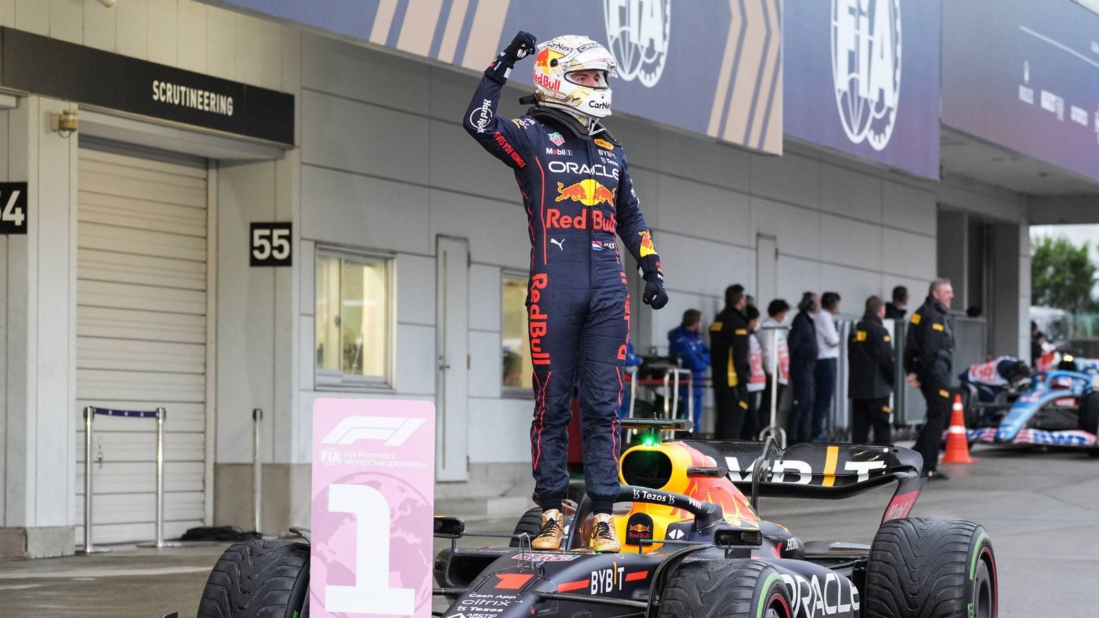 
                <strong>Gehälter (Formel 1)</strong><br>
                Kein Vergleich zur Formel 1 natürlich. Die Topfahrer verdienen in der Regel zweistellige Millionensummen, Max Verstappen und Lewis Hamilton sind die Topverdiener mit Gehältern von rund 40 Millionen Dollar. Ein Topverdiener aus der Formel E würde sich in der Königsklasse ungefähr im Mittelfeld einordnen. 
              