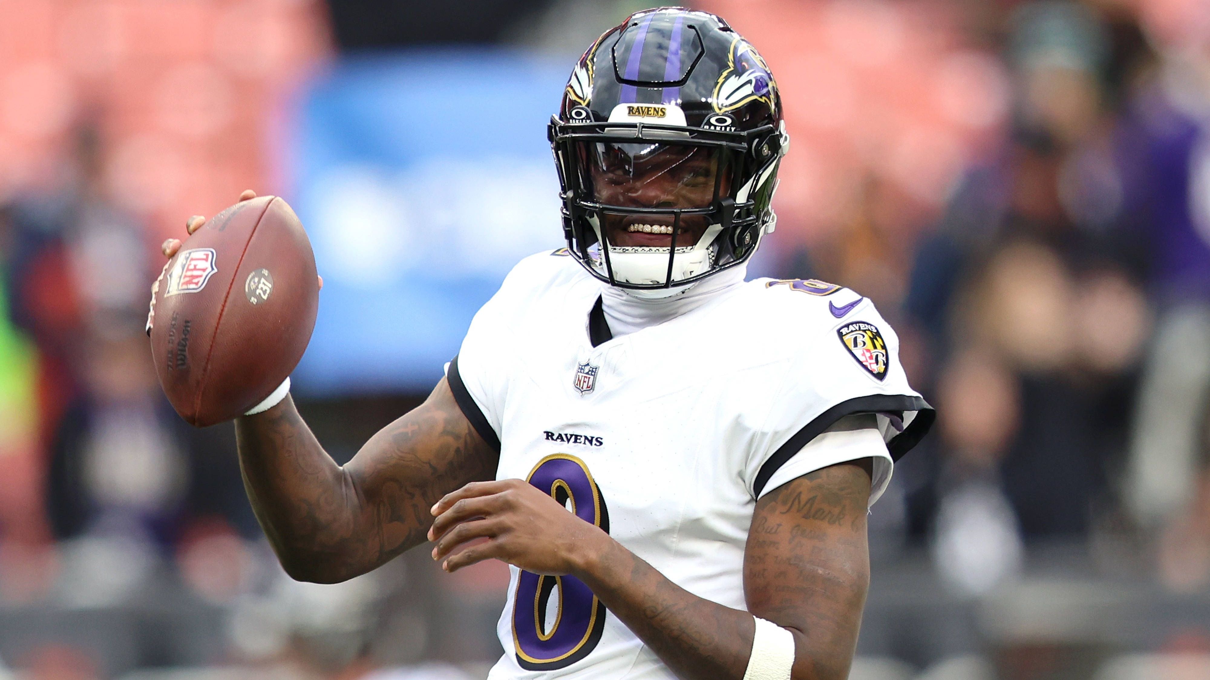 <strong>Lamar Jackson (Baltimore Ravens)</strong><br>Neue Sorgen um Lamar Jackson! Beim ersten Training der Woche fehlte der Quarterback der Baltimore Ravens komplett, ihn plagt laut Franchise eine Knöchelverletzung aus dem Spiel gegen die Cleveland Browns. Neben Jackson fehlten unter anderem auch Safety Kyle Hamilton und Offensive Lineman Ronnie Stanley bei der Einheit.