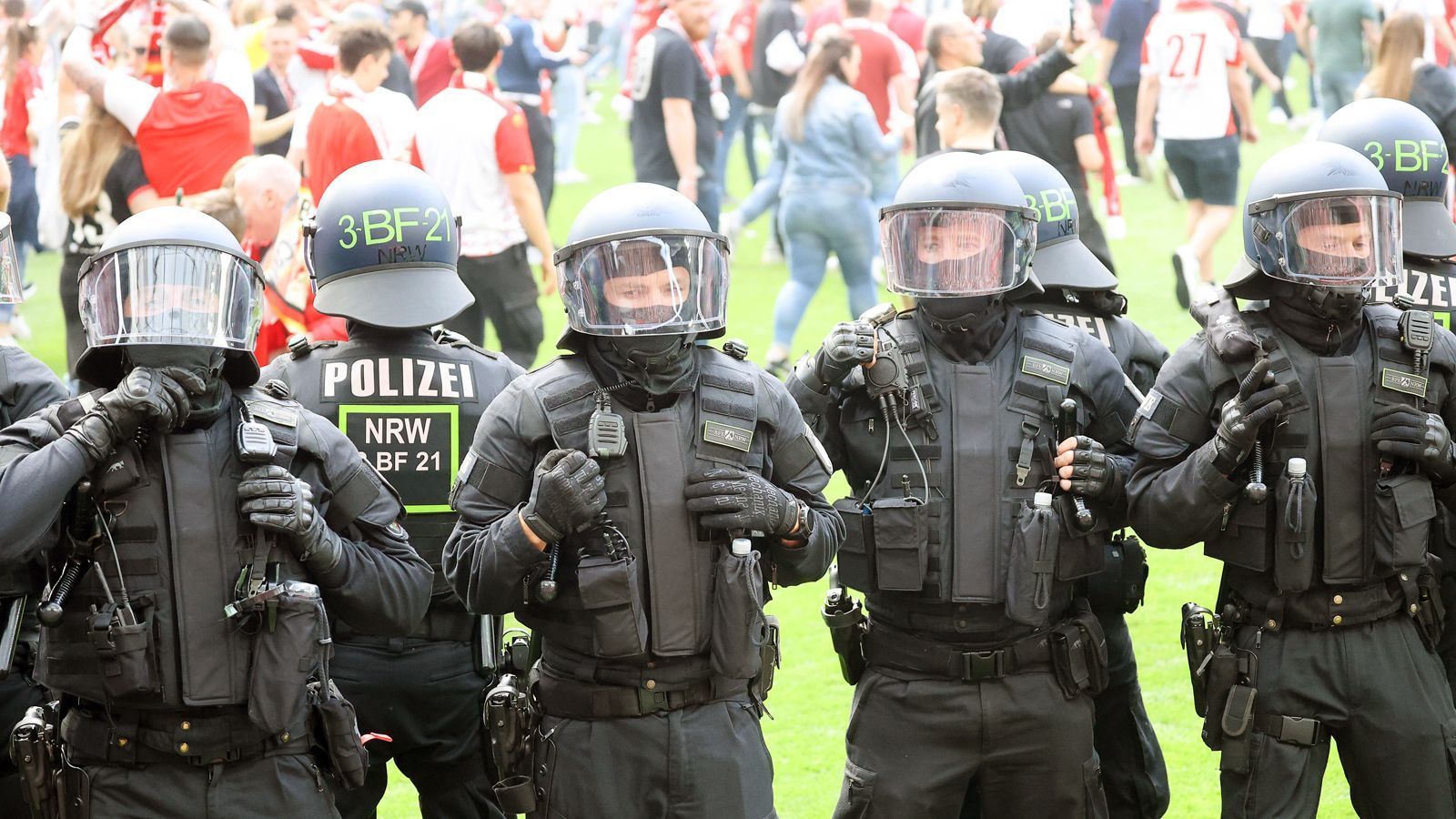 
                <strong>Polizei hat alles im Griff</strong><br>
                Obwohl die Fans blitzschnell nach dem Abpfiff auf den Platz stürmten, hatte die Polizei die Situation im Großen und Ganzen im Griff. 
              