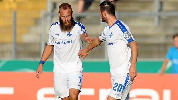 
                <strong>Marco Sailer und Marcel Heller (SV Darmstadt 98)</strong><br>
                Die Trikots der Aufstiegs-Helden Marco Sailer und Marcel Heller sind momentan der Renner beim SV Darmstadt 98. Kapitän Aytac Sulu und Tobias Kempe teilen sich die Plätze dahinter.
              