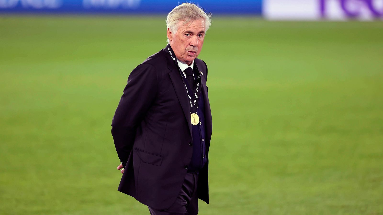 
                <strong>Carlo Ancelotti (Real Madrid)</strong><br>
                Denn Carlo Ancelotti hat sich die Auszeichnung wenig überraschend ebenfalls gesichert. Der 63-jährige Italiener gewann mit Real und dem AC Mailand je zwei Mal die Champions League, wurde zudem als erster Trainer in allen fünf europäischen Topligen Meister. 2006 und 2014 war er zudem zum Welttrainer gewählt worden. In der vergangenen Saison wurde er mit Real Meister und Champions-League-Sieger. Er setzte sich gegen Pep Guardiola (Manchester City) und Jürgen Klopp (FC Liverpool) durch. Real hatte im CL-Finale die "Reds" mit Klopp besiegt.
              