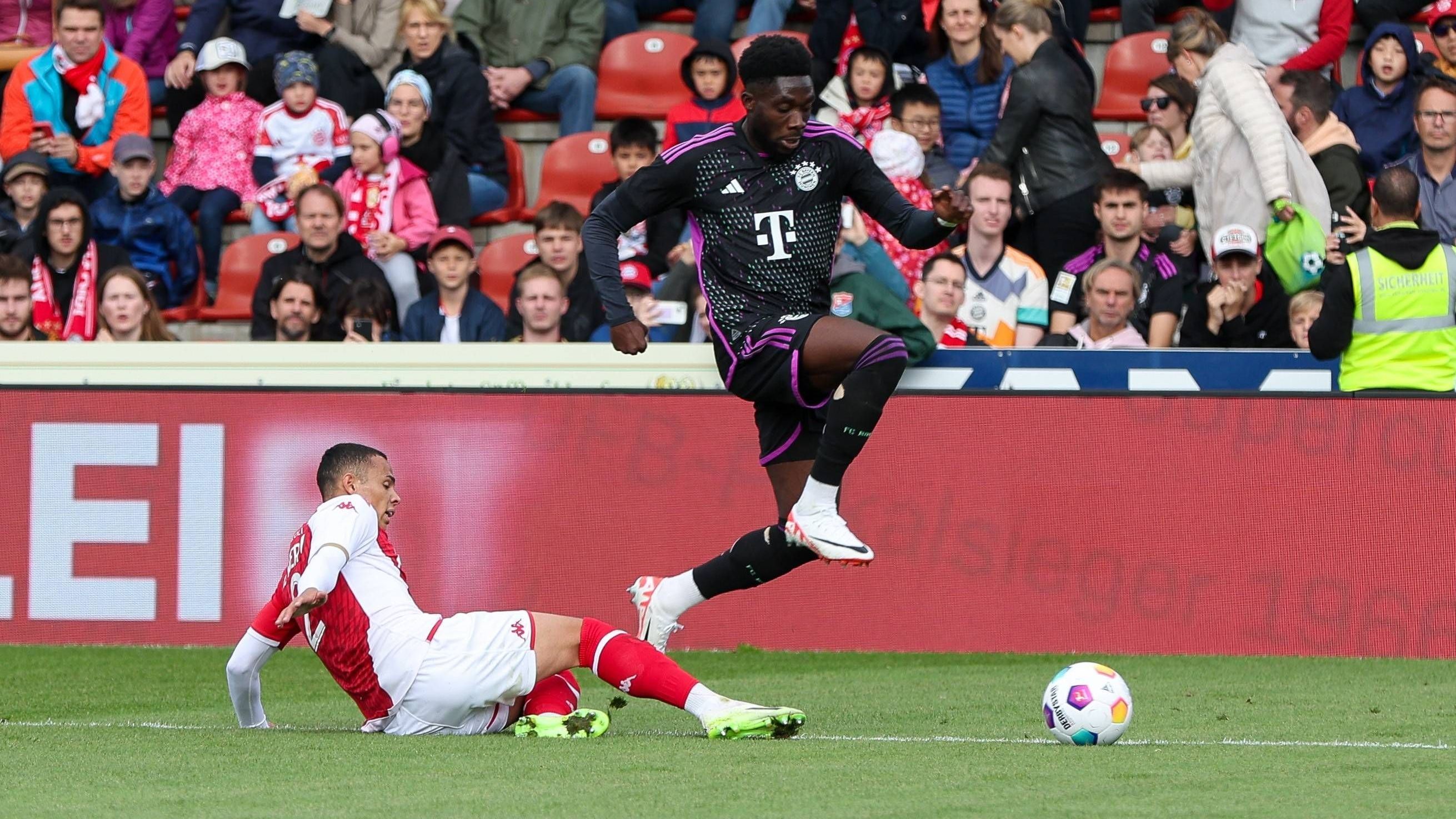 <strong>Alphonso Davies</strong><br>Interpretiert seine Rolle gewohnt offensiv und beackert mit Serge Gnabry die linke Außenbahn. Seine Flankenläufe sorgen immer für Gefahr, wie vor Musialas Tor. Youngster Frans Krätzig wird in der zweiten Halbzeit für ihn eingewechselt. <strong>ran-Note: 2</strong>