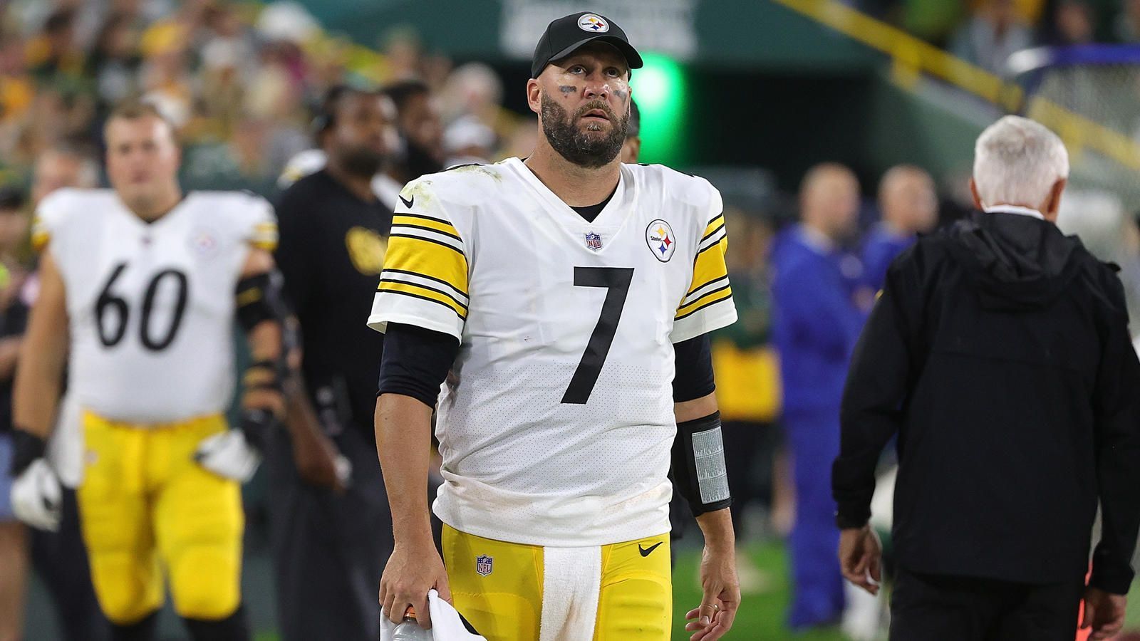 
                <strong>Ben Roethlisbergers Zeit ist vorbei</strong><br>
                So manchem Steelers-Fan tut es mittlerweile sogar weh, Ben Roethlisberger beim Football spielen zuzusehen. Dann, wenn er seinem Spitznamen alle Ehre macht - und an den Glockenturm von London erinnert. Big Ben ist zu unbeweglich und der Arm hat Kraft und Präzision verloren, um den Ball regelmäßig tief zu werfen. So sehen Steelers-Fans jedes Spiel eigentlich das gleiche Bild: Najee Harris und Diontae Johnson werden nach dem Snap sehr schnell gesucht und sollen in der Folge Yards nach dem Catch erzielen. Gerade ohne den zuletzt verletzten Chase Claypool kann sich darauf aber nahezu jede Defense problemlos einstellen. Klar ist: Spätestens nach der Saison müssen die Steelers auf Quarterback-Suche gehen.
              