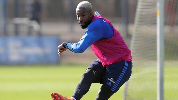 
                <strong>Innenverteidiger - Johan Djourou (Hamburger SV)</strong><br>
                Die Aktien von Johan Djourou standen trotz zahlreicher Trainerwechsel in den letzten Jahren beim HSV immer gut - bis Markus Gisdol kam. Der Schwabe sortierte den 30-Jährigen aus. Ganz offiziell und ohne Chance auf Rückkehr. So muss Djourou nun hilflos zuschauen, wie es für die Hamburger weitergeht und sich parallel wohl um die eigene Zukunft kümmern. Sein Vertrag läuft im Sommer aus, in der Winterpause soll West Ham United interessiert gewesen sein. Sportlich konnte der Innenverteidiger bis zu seiner Ausmusterung nur selten helfen, kam wegen Verletzungen zu lediglich 14 Bundesliga-Einsätzen in der Saison 2016/17.
              