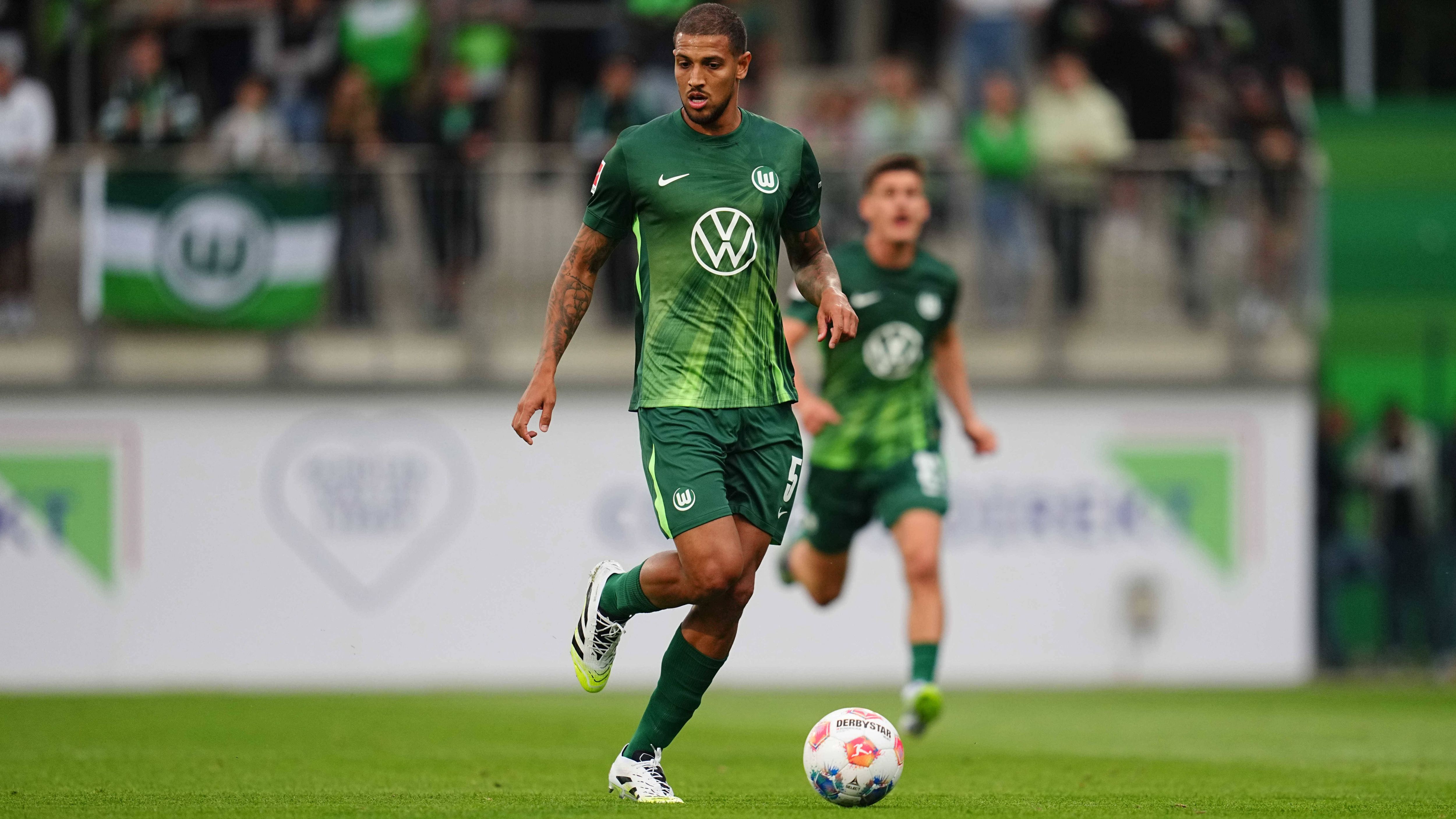 <strong>Vini Souza (für 15 Millionen Euro von Sheffield United zu Wolfsburg)</strong><br>Der Königstransfer der Niedersachsen soll auf der Doppelsechs neben Maxi Arnold agieren und damit dafür sorgen, dass Lovro Majer seine ganze Klasse auf der Zehn entfalten kann. Souza ist ein klassischer Sechser, der bereits über Jahre Erfahrung in der Premier League gesammelt hat und sich mit 26 Jahren im besten Fußballalter befindet.