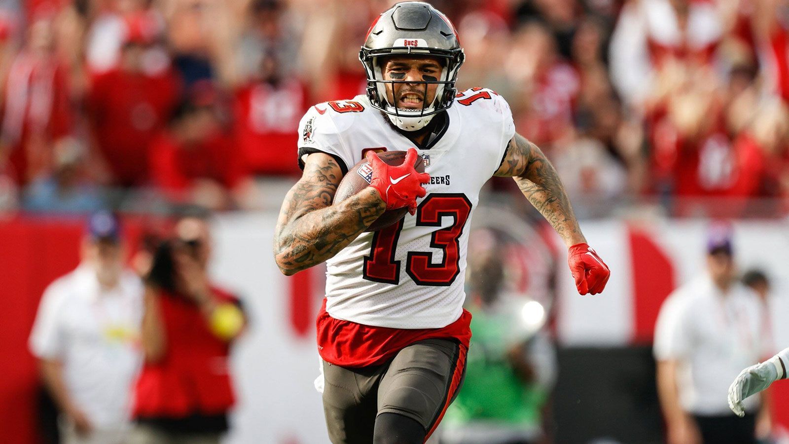 
                <strong>Tampa Bay Buccaneers - Mike Evans</strong><br>
                Die Tampa Bay Buccaneers stehen nach dem Karriereende von Tom Brady irgendwo zwischen einem Rebuild und Titel-Ambitionen. Mit knapp 3,2 Millionen Dollar Cap Space kann das Team sich aber kaum verbessern. Ein großer Teil des Gehaltsspielraums entfällt auf Mike Evans, der zwar nach wie vor ein guter Receiver ist, aber eben auch keine Bäume ausreißt. Entschließt sich Tampa Bay noch zum Rebuild, könnte er am 1. Juni eines der ersten Opfer werden.&#x2022; Vor dem 1. Juni:<br/><br>&#x2022; Nach dem 1. Juni:<br/><br>
              